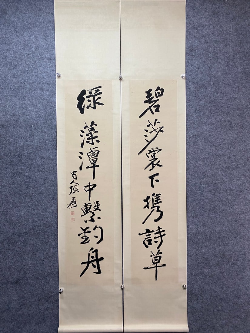 A couplet by Zhang Daqian: Zhang Daqian's couplet Flower core Size:136×31cm (The Dimensions Of All Batches Are Manually Measured.If You Need More Detailed Information, Please Contact Our Customer Service