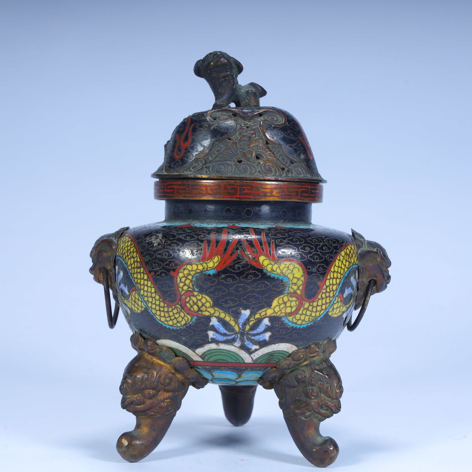 A fine copper tire cloisonn é enamel dragon pattern three-legged aroma burner: Exquisite copper tire cloisonné enamel dragon pattern three-legged aroma burner Size: H:18.5cm L: 14cm W:11cm W:421g (The Dimensions Of All Batches Are Manually Measured.If You