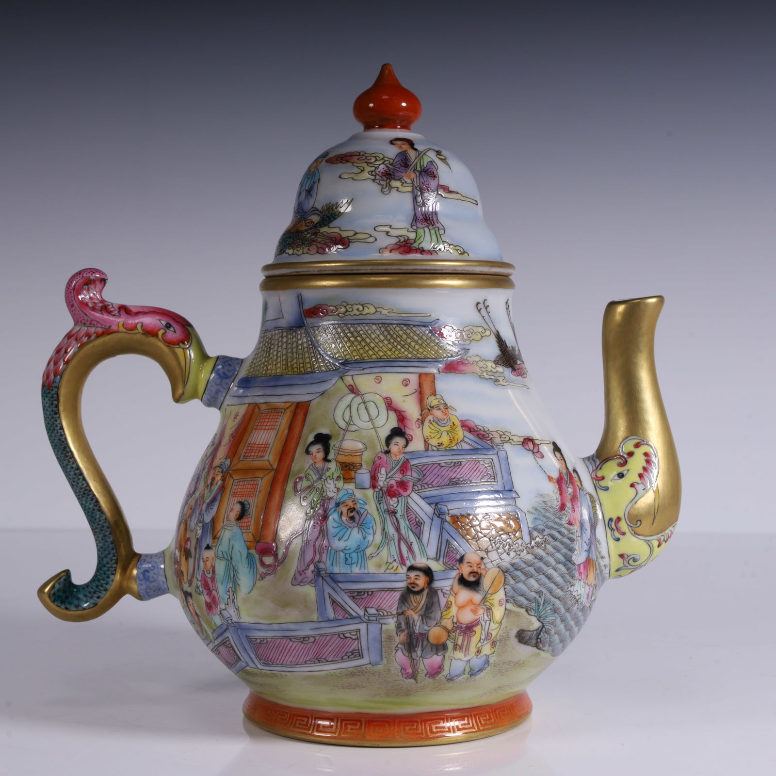 A phoenix pot painted with gold by the immortals in the Qianlong era of the Qing Dynasty: The Qing Dynasty Qianlong system of the Immortals will paint the phoenix pot in gold SIZE:L: 20cm W:13.5cm H:20.5cm W:0.9kg (The Dimensions Of All Batches Are Manually Measured.If