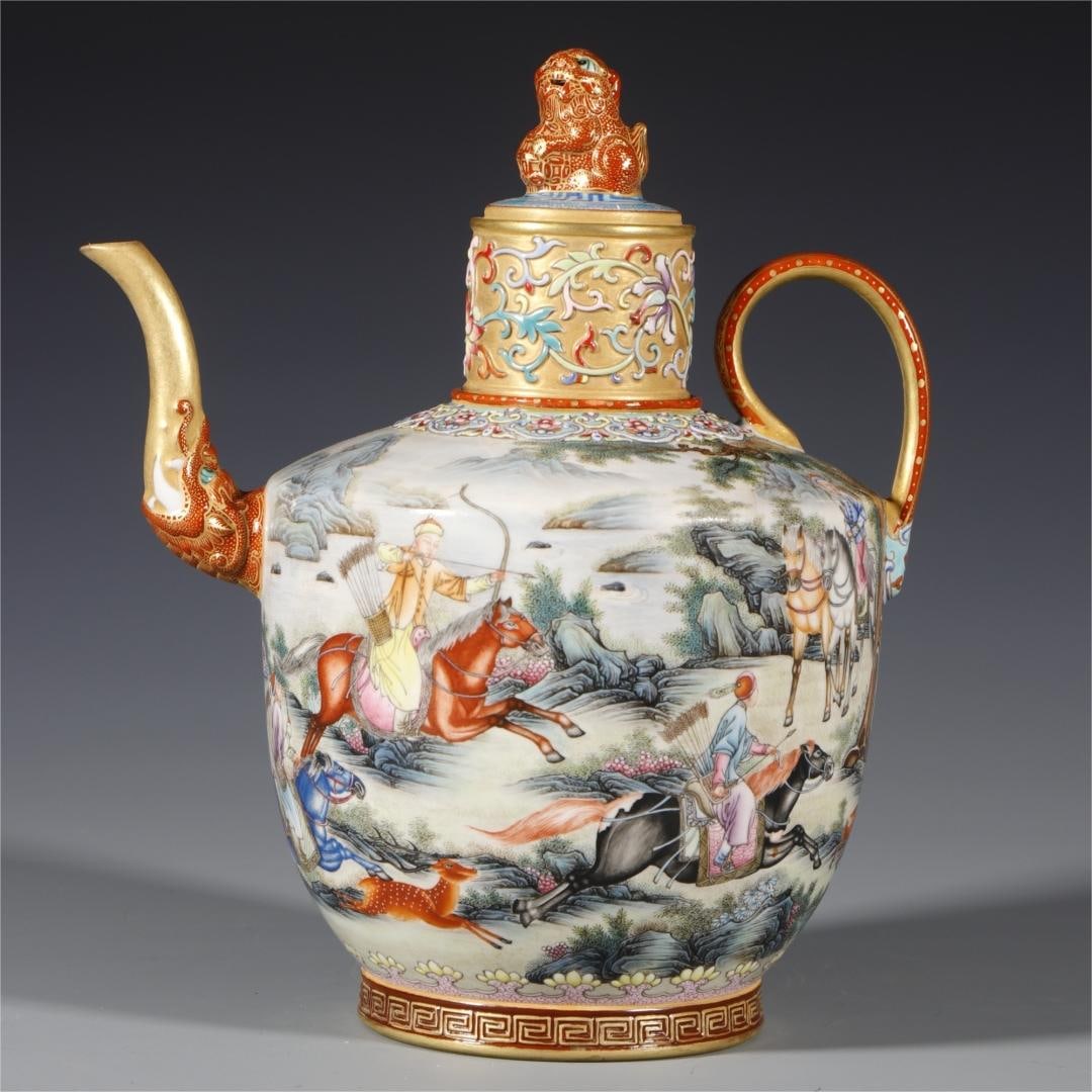 A Qianlong Emperor's hunting picture of the Qianlong Dynasty painting gold teapot: Qianlong Emperor hunting in the Qianlong era of the Qing Dynasty painted a gold-painted teapot Size:H:21cm Calibre:3.5cm Bottom:9cm (The Dimensions Of All Batches Are Manually
