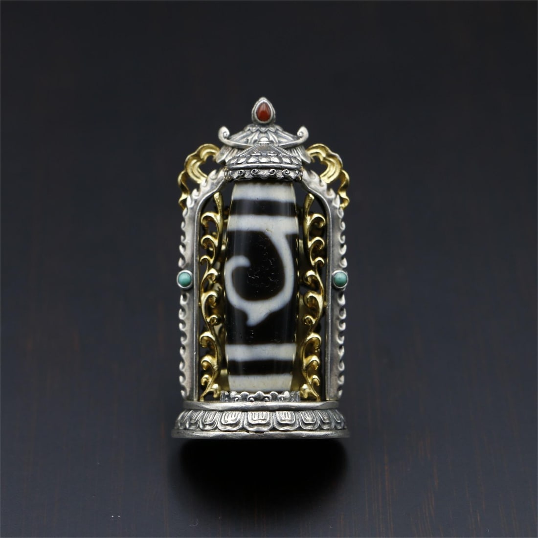 A beautiful green Tara totem black God of Wealth silver gilt pendant: Exquisite green Tara totem black God of Wealth silver gilt pendant Size:5.3x2.7x1.84cm W:46.8g (The Dimensions Of All Batches Are Manually Measured.If You Need More Detailed