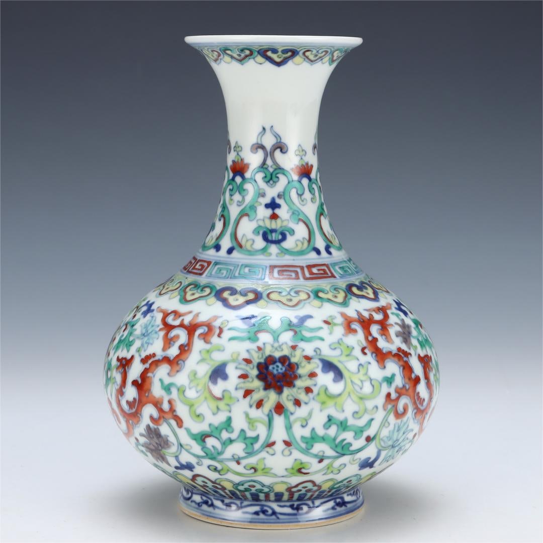 A spring vase of the Qing Dynasty Qianlong year: Qing Dynasty Qianlong year Doucai dragon flower pattern jade pot spring vase Size:H:18.3cm Belly diameter:13cm (The Dimensions Of All Batches Are Manually Measured.If You Need