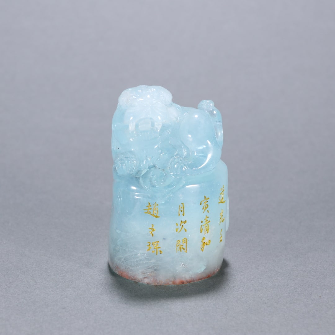 A fine aquamarine gilded poetry beast button seal: Exquisite aquamarine gilded poetry and auspicious beast button seal Size:H:6.3cm W:3.9cm W:161.8g (The Dimensions Of All Batches Are Manually Measured.If You Need More Detailed