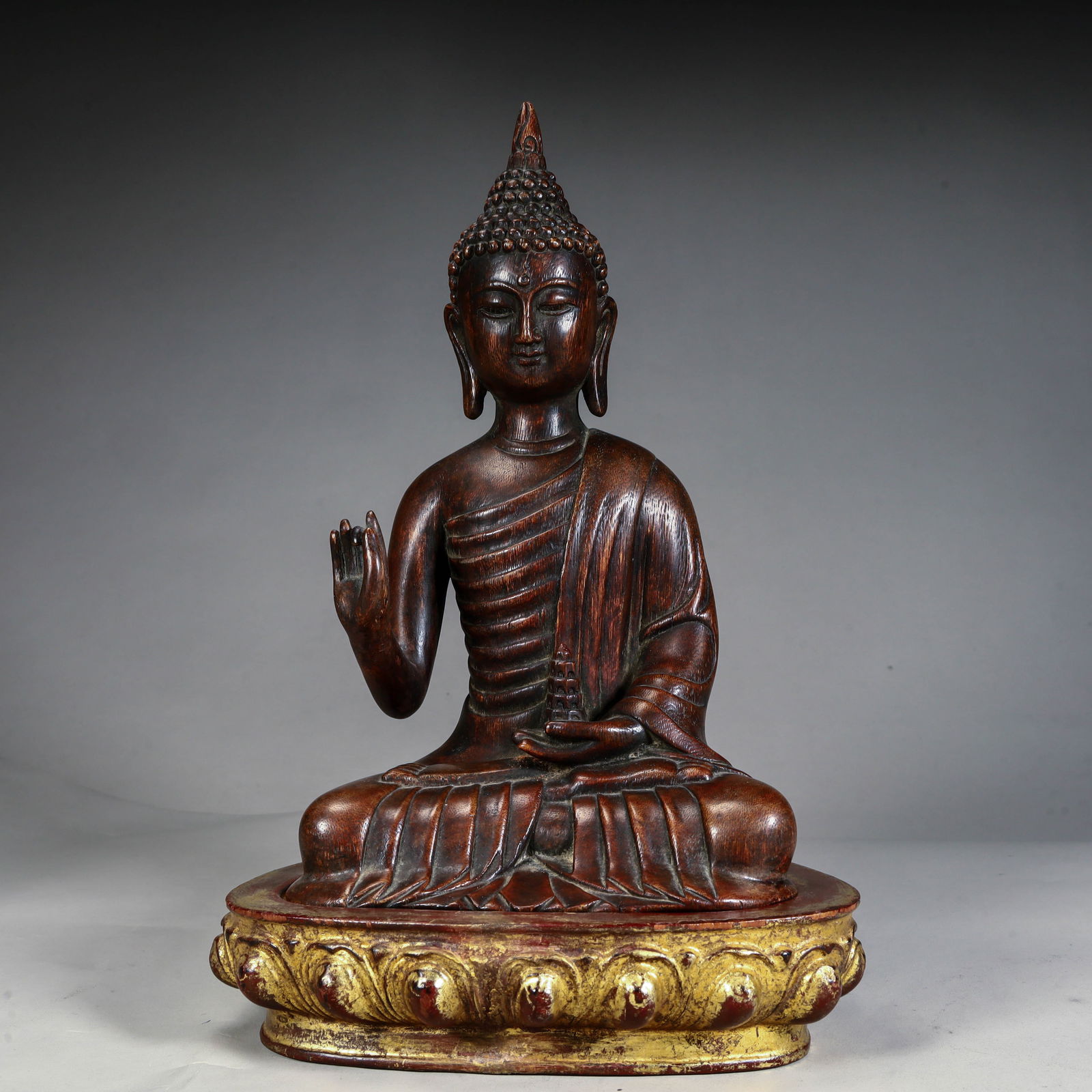 A seated statue of Shakyamuni Buddha carved in agarwood from the Qing Dynasty with a gilt lotus seat: Qing Dynasty agarwood carved Shakyamuni Buddha seated with gilt lotus seat Size: H:25cm L: 15cm W:11cm W:338g (The Dimensions Of All Batches Are Manually Measured.If You Need More