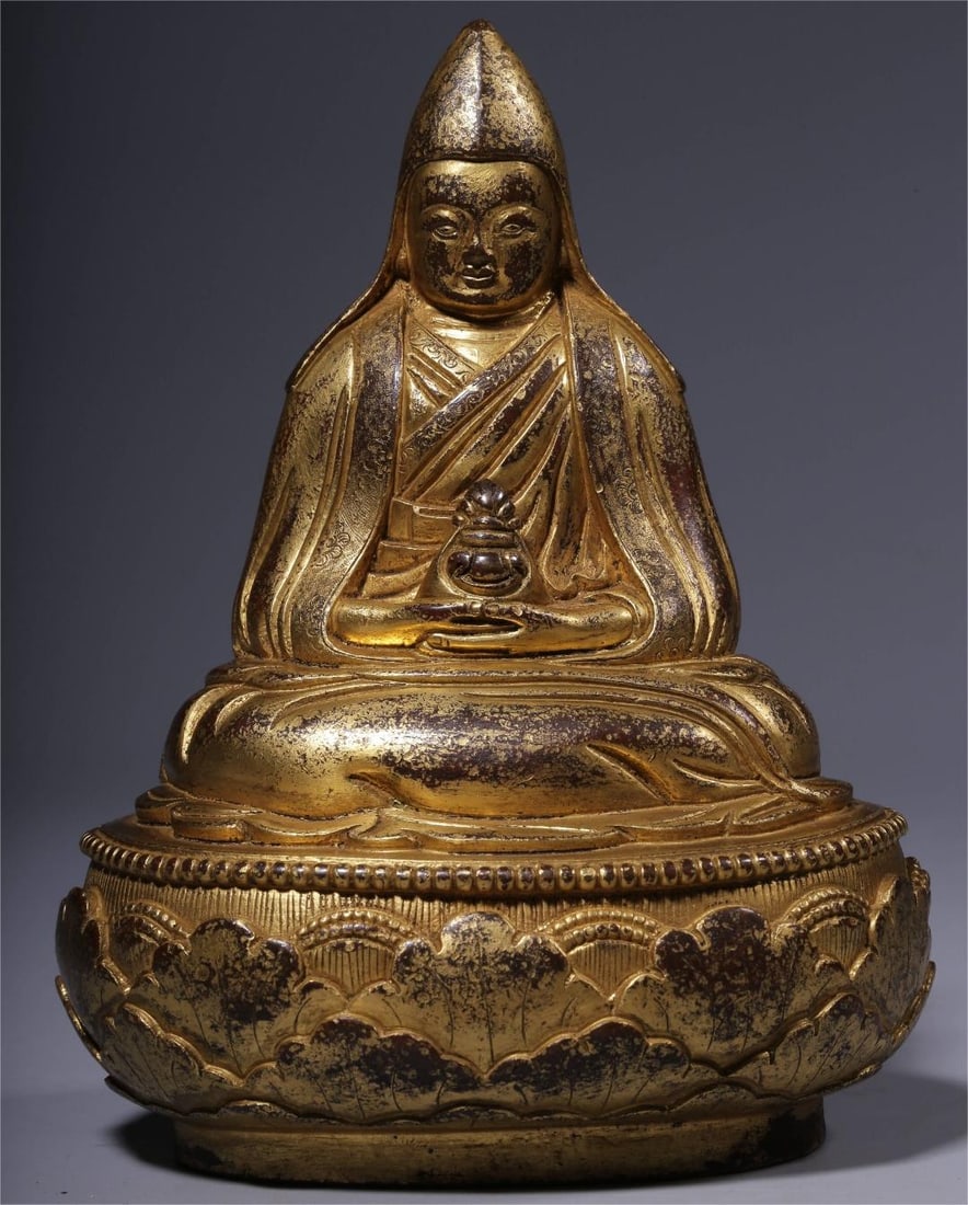A bronze gilt seated statue of a guru from the Qing Dynasty: A seated statue of a bronze gilt guru in the Qing Dynasty Size:H:15cm L:12cm W:8.5cm W:1554g (The Dimensions Of All Batches Are Manually Measured.If You Need More Detailed Information, Please Contact