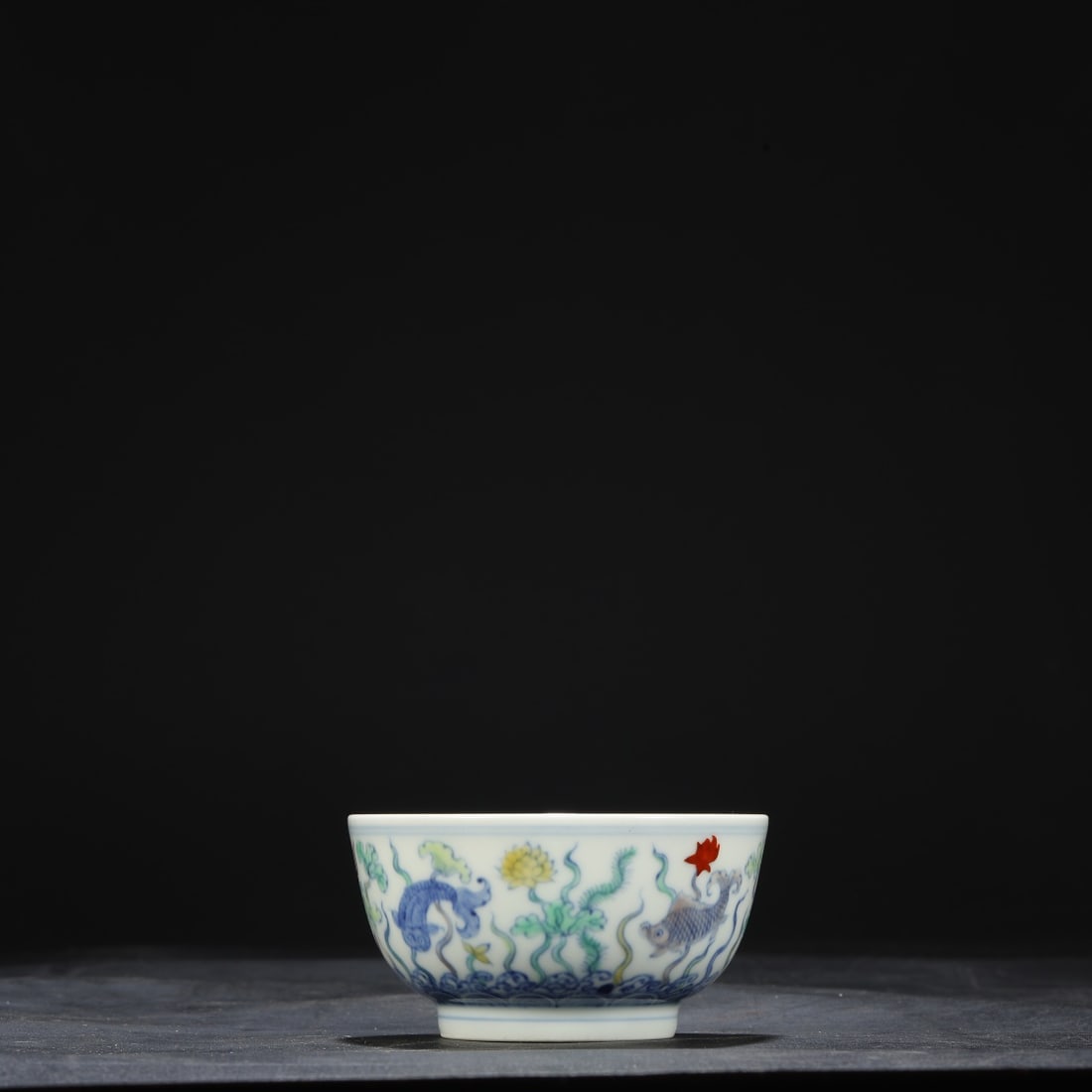 A Doucai fish algae pattern cup made in the Chenghua year of the Ming Dynasty (1 of 9)