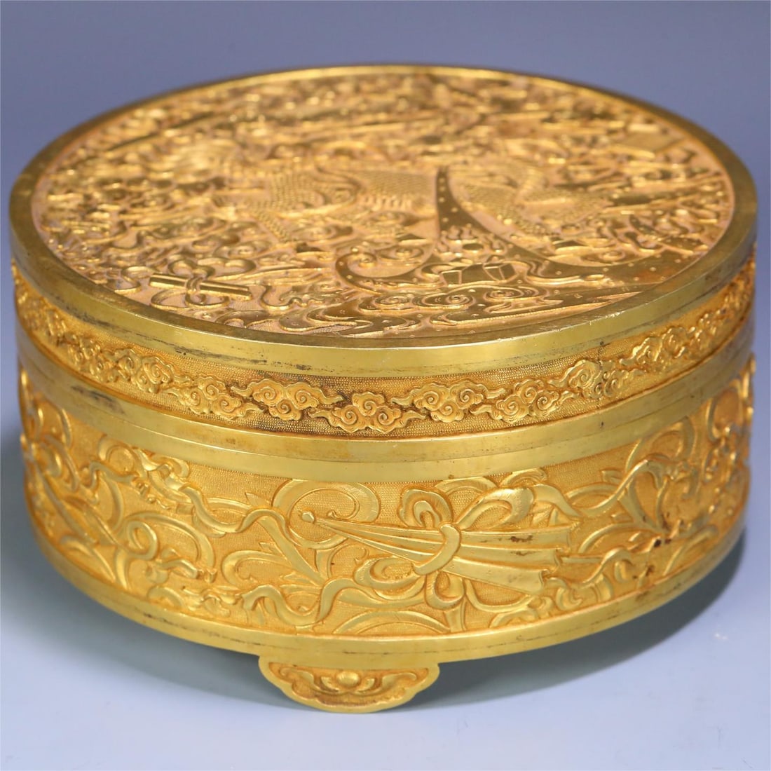 A copper gilt unicorn pattern lid box made in the Qianlong period of the Qing Dynasty: Qing Dynasty Qianlong year copper gilt unicorn pattern lid box Size:17.7x9.2cm W:3084.3g (The Dimensions Of All Batches Are Manually Measured.If You Need More Detailed Information, Please Contact Our