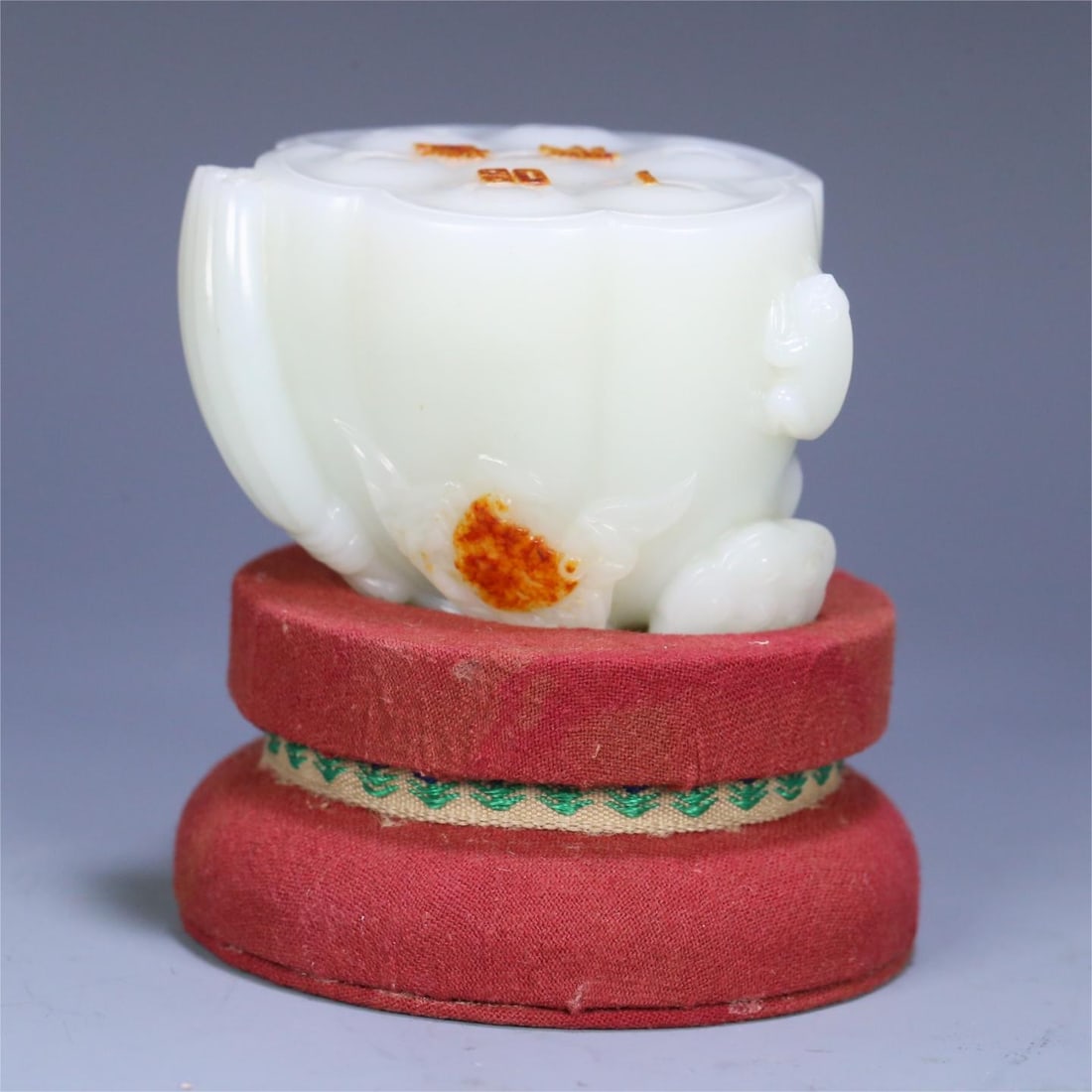 A Qing Dynasty Hetian jade seed material first-grade clean ornament: The Hetian jade seed material of the Qing Dynasty is a clean ornament Size:6.6x6.2x5.1cm W:315.4g (The Dimensions Of All Batches Are Manually Measured.If You Need More Detailed Information, Please Con