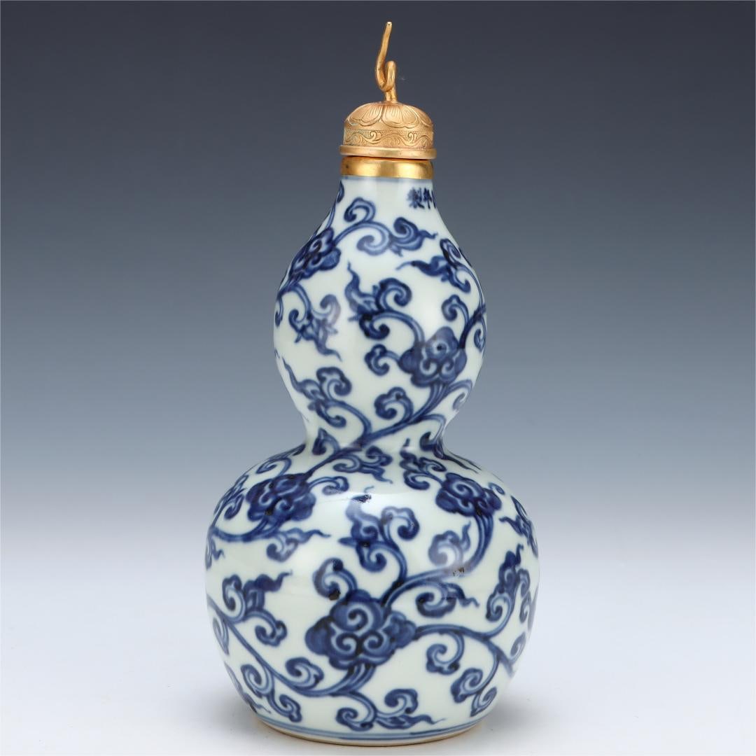 A blue and white gold-carved entwined lotus pattern gourd bottle made in the Xuande year of the Ming (1 of 9)