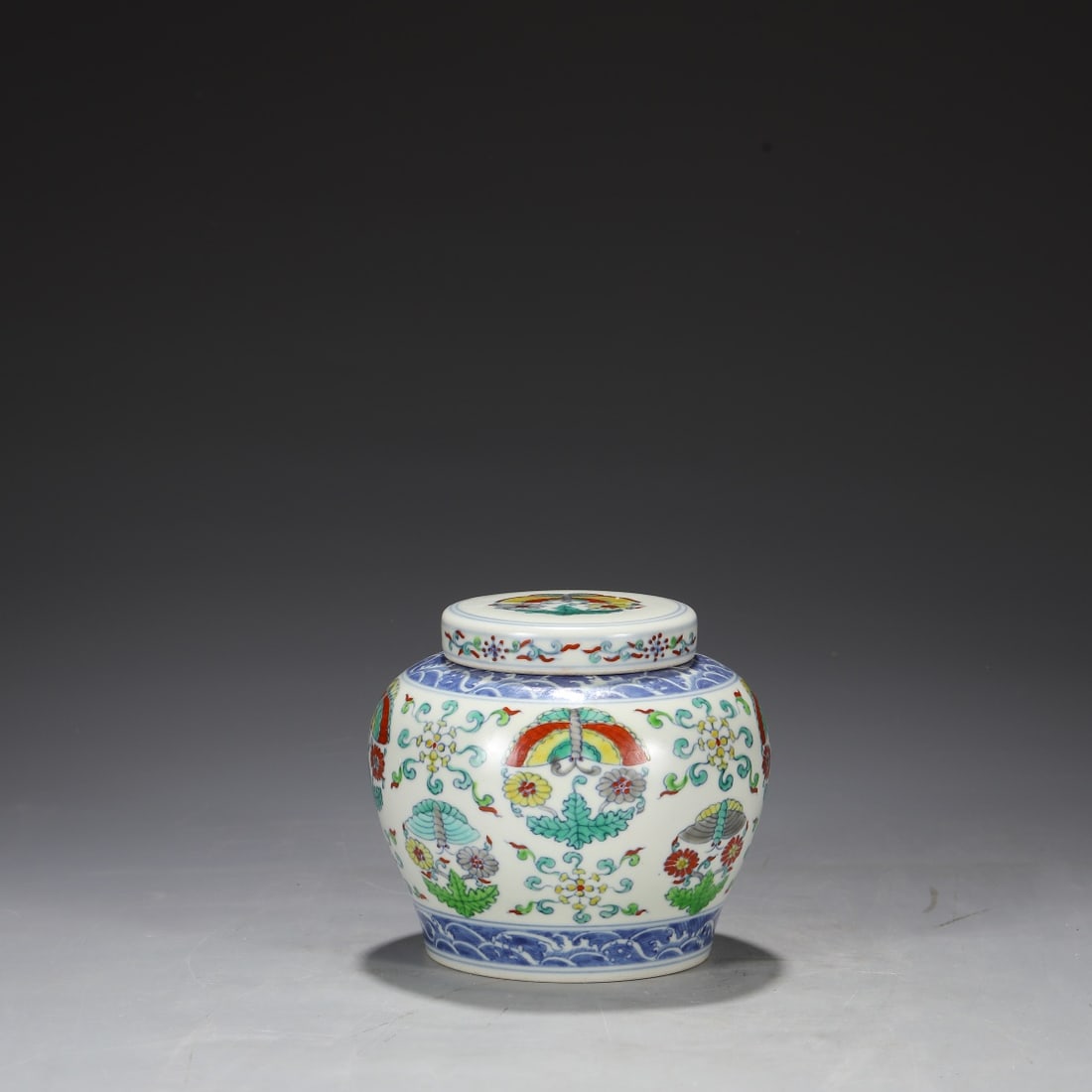 A Doucai Tuan butterfly pattern Tianzi lid jar made in the Chenghua year of the Ming Dynasty (1 of 9)