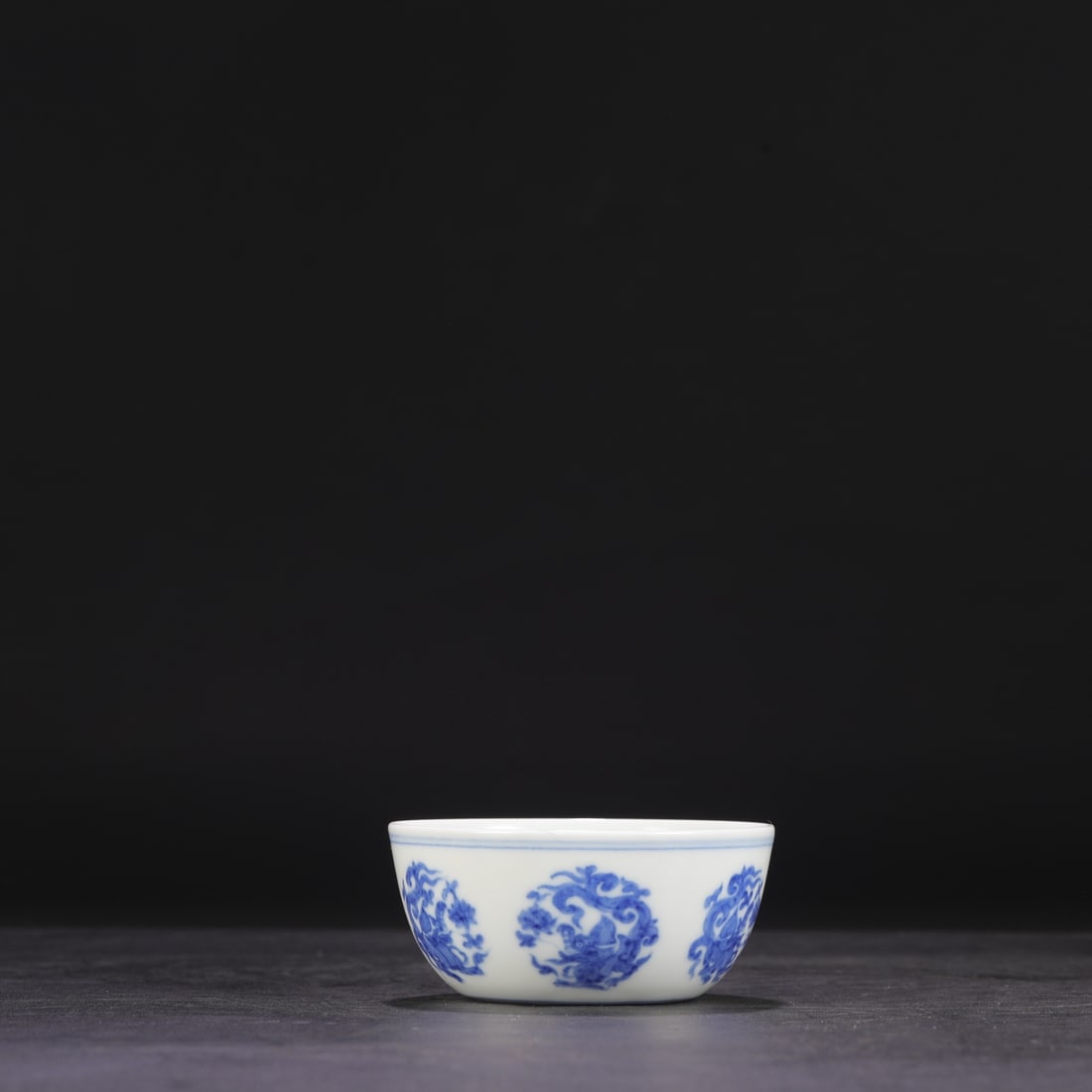 A blue and white dragon pattern cup made in the Chenghua year of the Ming Dynasty: The blue and white dragon pattern cup of the Ming Dynasty Chenghua year Size:H:3.8cm Calibre:8.3cm (The Dimensions Of All Batches Are Manually Measured.If You Need More Detailed Information, Please Co