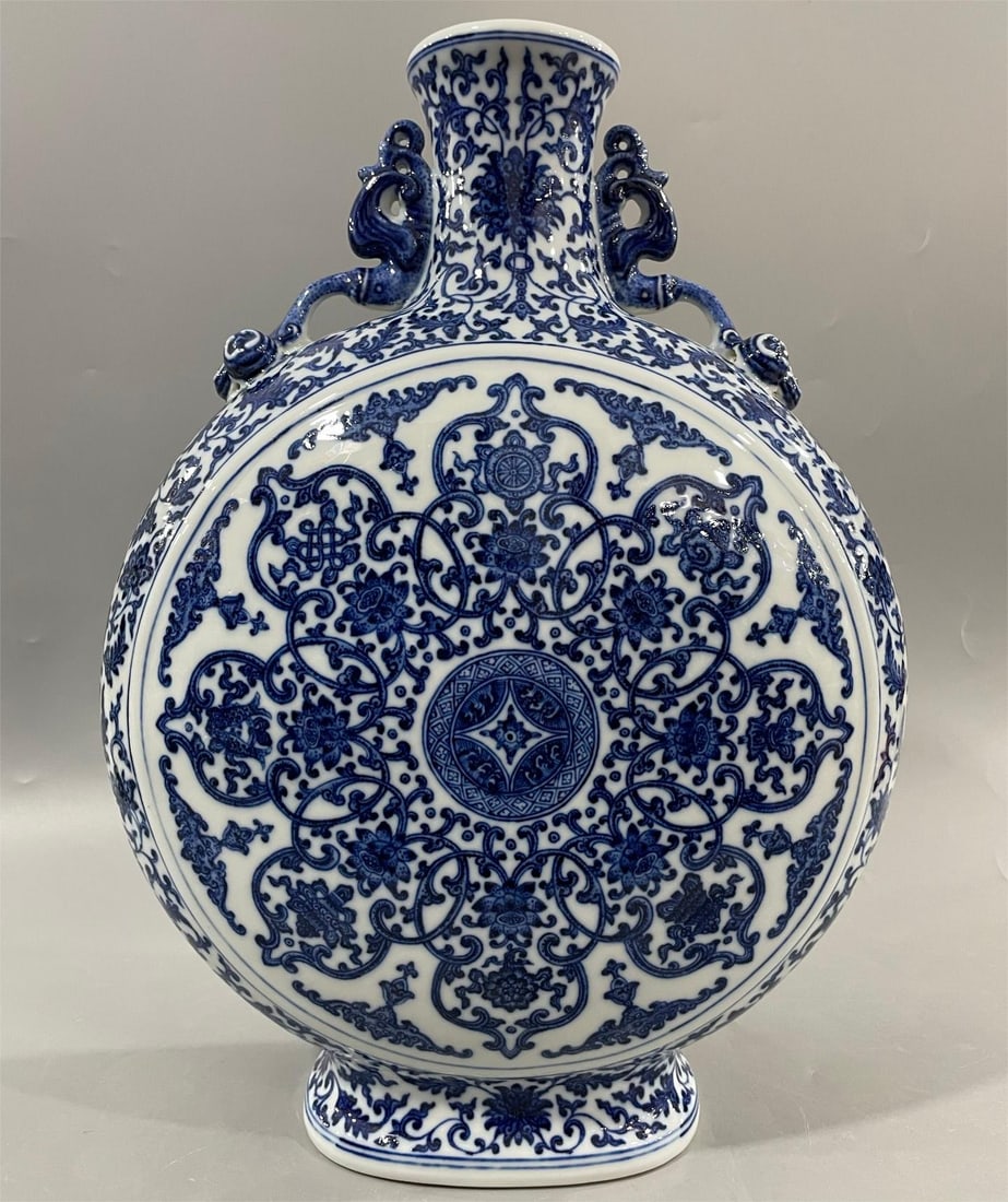 A Qianlong Qianlong Qing Dynasty entwined eight treasure pattern moon vase (1 of 9)