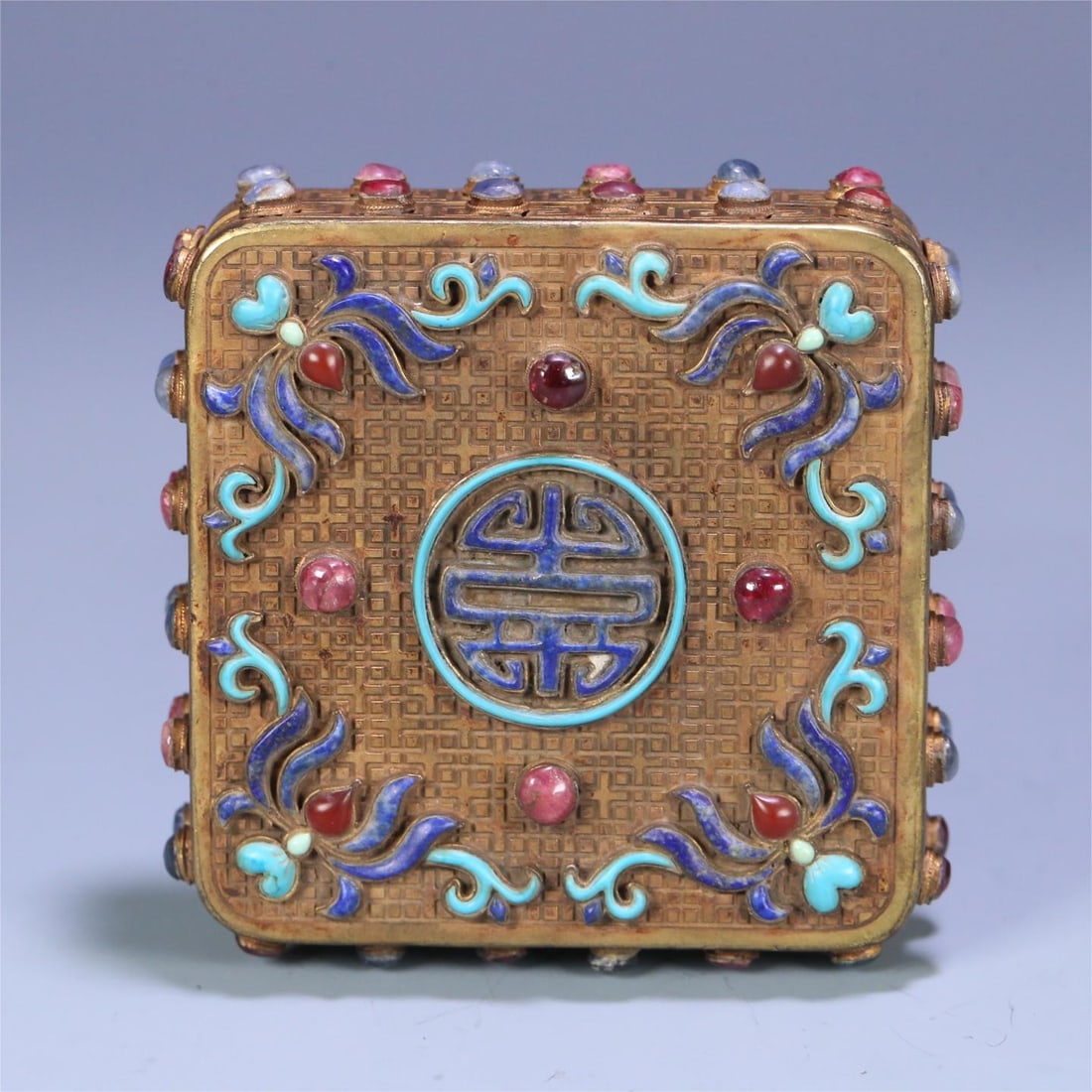 A copper-gilt inlaid gemstone flower longevity pattern lid box of the Qing Dynasty: Qing Dynasty copper gilt inlaid gemstone flower group longevity pattern cover box Size:8.7x8.7x2.5cm W:412.3g (The Dimensions Of All Batches Are Manually Measured.If You Need More Detailed Information