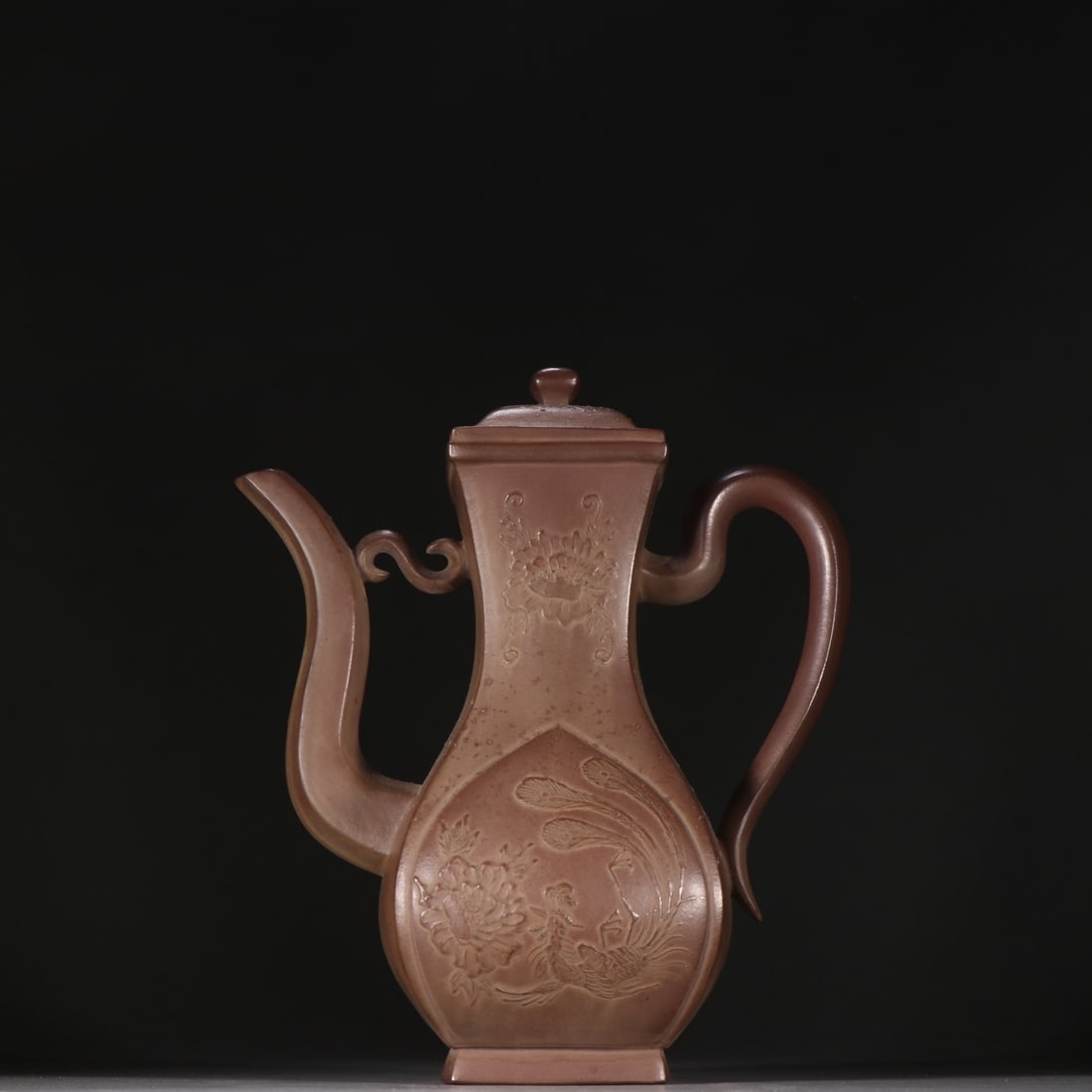 A phoenix pattern teapot made in the Qianlong period of the Qing Dynasty (1 of 9)