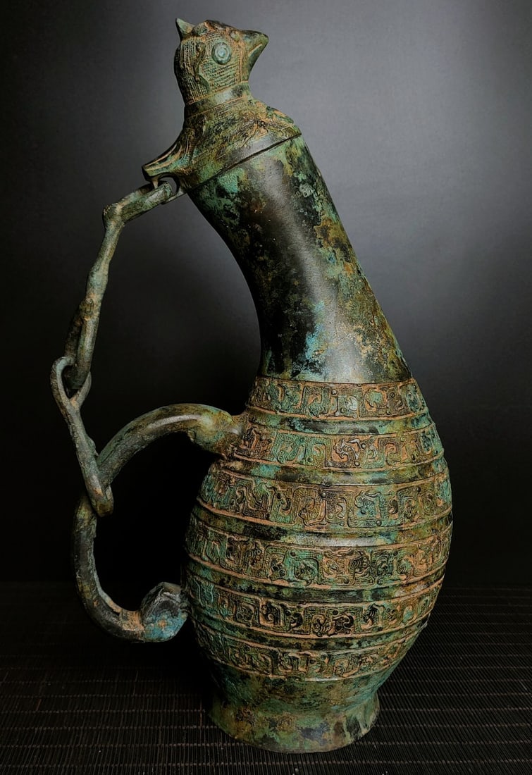A bronze crooked neck lifting pot from the Warring States period (1 of 9)