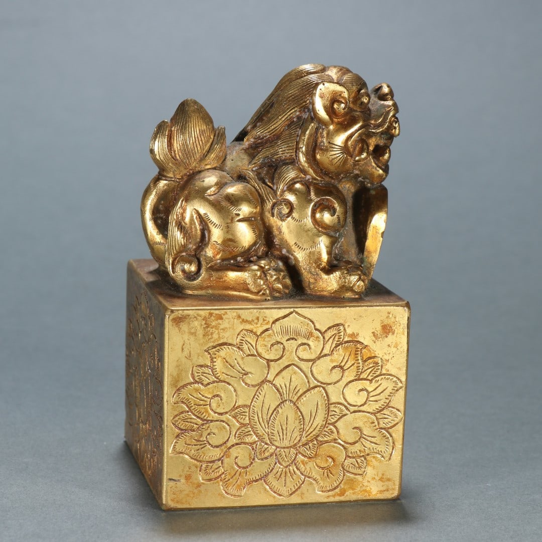 A fine copper gilt auspicious beast button seal: Exquisite copper gilt beast button seal Size:H:10.6cm W:6cm W:2106.6g (The Dimensions Of All Batches Are Manually Measured.If You Need More Detailed Information, Please Contact Our Customer Service Be
