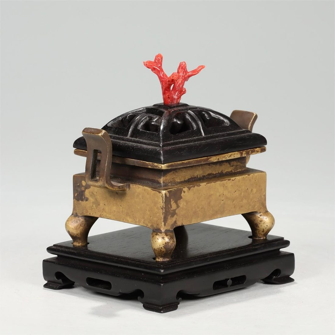 An aroma burner made in the Xuande year of the Ming Dynasty (1 of 9)