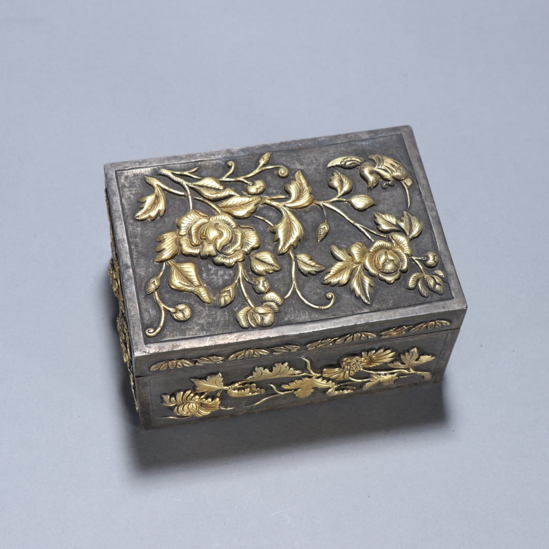 A beautiful silver gilt patterned lid box (1 of 9)