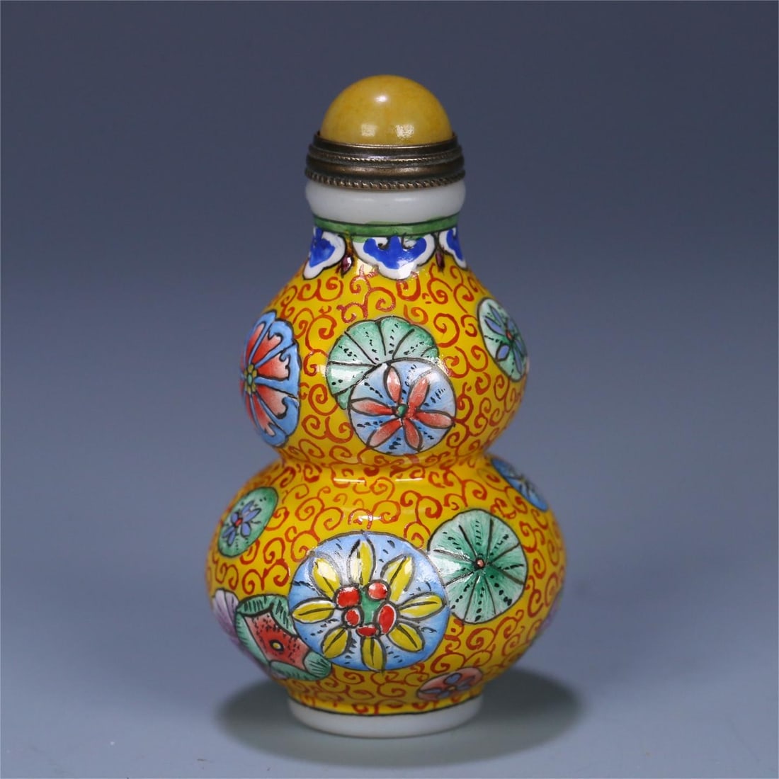 An old Qing Dynasty enamel balloon flower gourd snuff bottle (1 of 9)