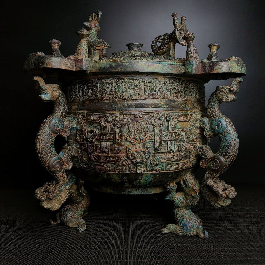 A bronze four-dragon round ice mirror from the Warring States period: The bronze four dragons of the Warring States period Size:H:38cm W:41cm W:16.6kg (The Dimensions Of All Batches Are Manually Measured.If You Need More Detailed Information, Please Contact Our Customer