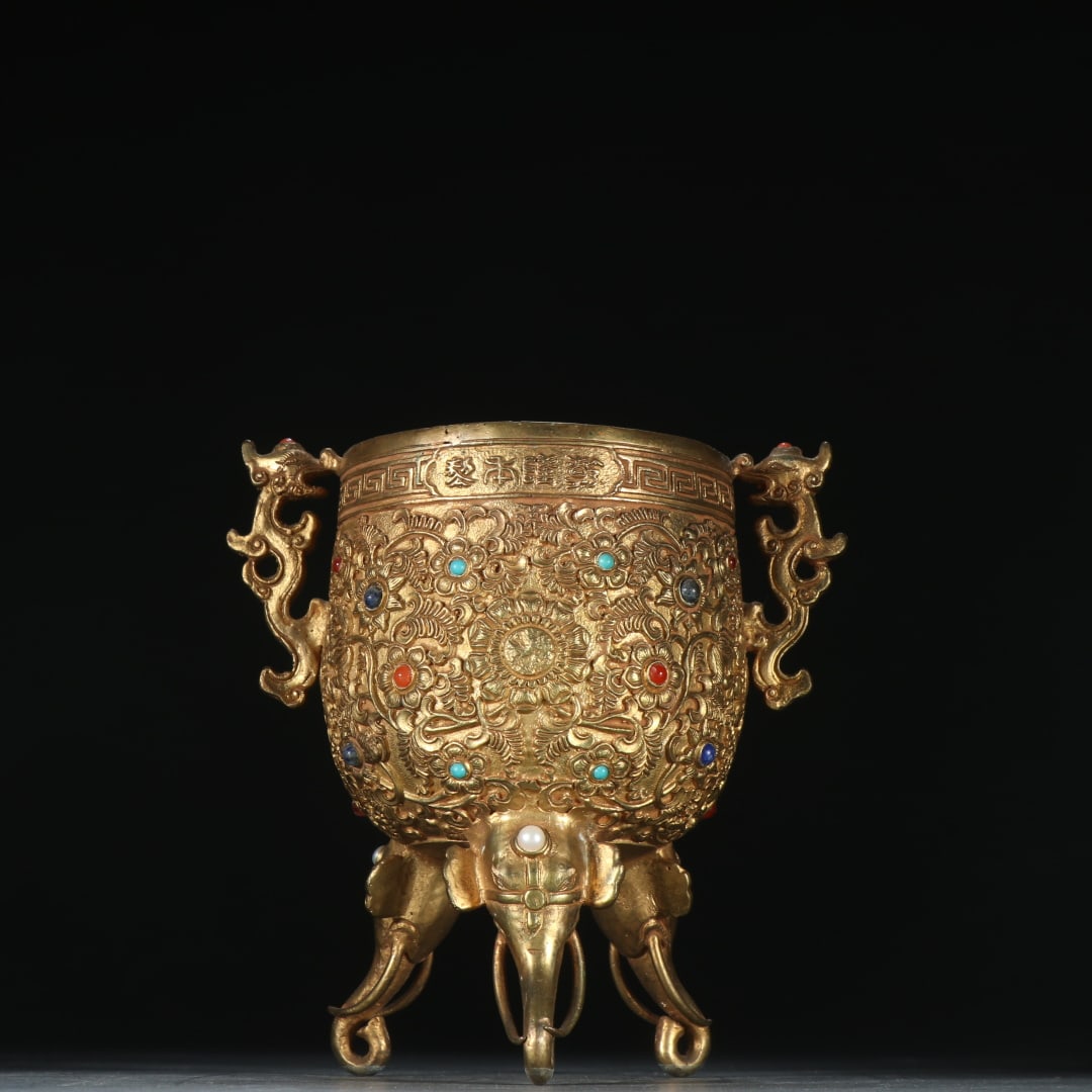 A bronze gilt elephant head three-legged Yonggu cup from the Qing Dynasty: The copper gilt elephant head three-legged Yonggu cup of the Qing Dynasty Size:H:12cm W:12.3cm W:850g (The Dimensions Of All Batches Are Manually Measured.If You Need More Detailed Information, Please