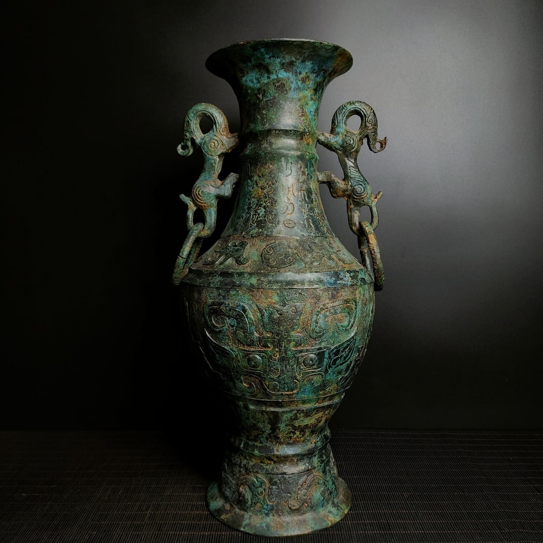 A bronze beast face amphora from the Shang Zhou Dynasty: The bronze beast face amphora of the Shang and Zhou dynasties Size:H:40cm W:20cm W:3.4kg (The Dimensions Of All Batches Are Manually Measured.If You Need More Detailed Information, Please Contact Our