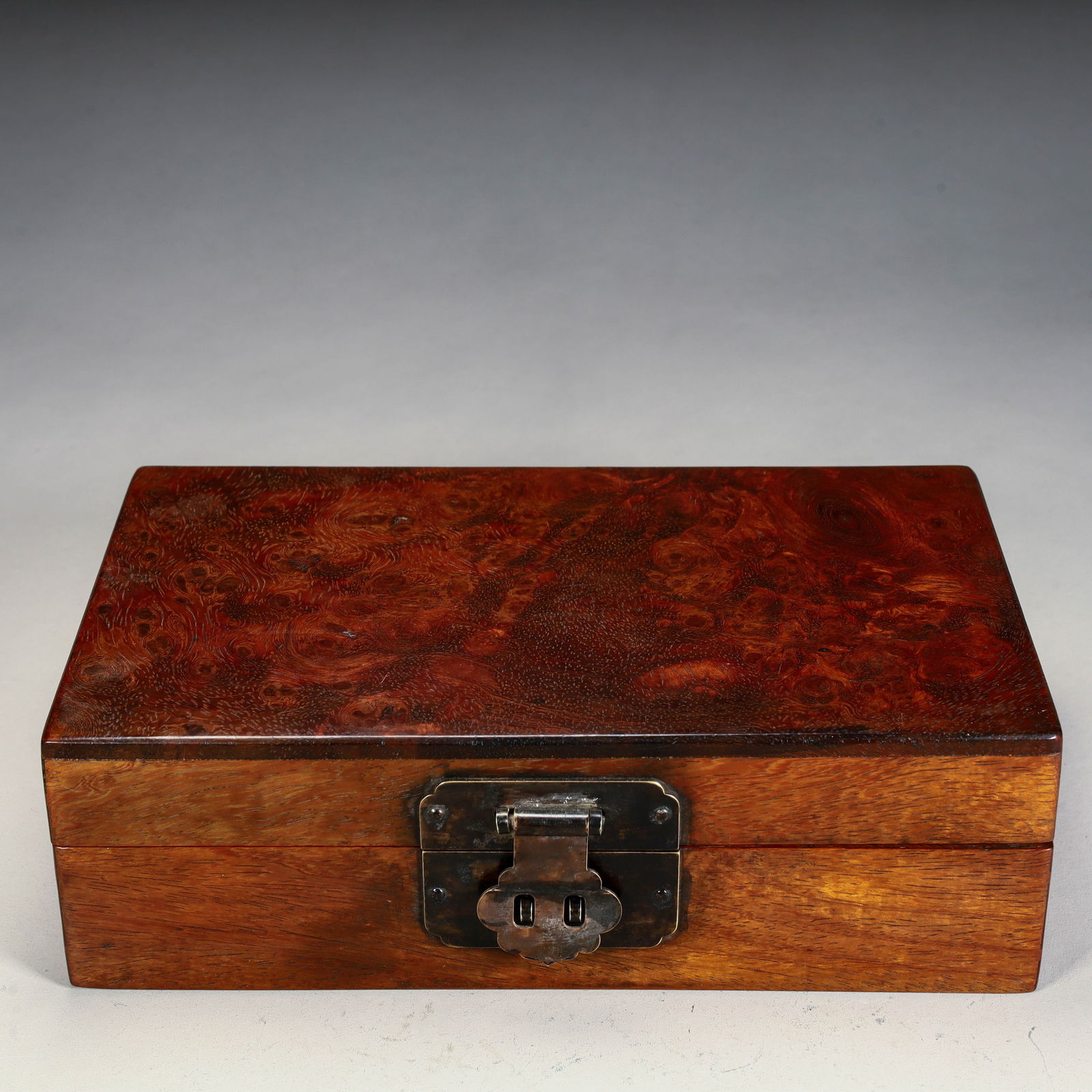 A gall mahogany box from the Qing Dynasty (1 of 9)