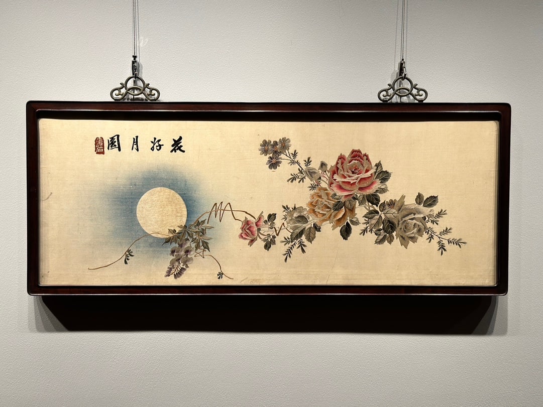 A Hunan embroidery from the Republic of China period is a good full moon: During the Republic of China, Hunan embroidery was a good full moon Size:91x37cm (The Dimensions Of All Batches Are Manually Measured.If You Need More Detailed Information, Please Contact Our Customer