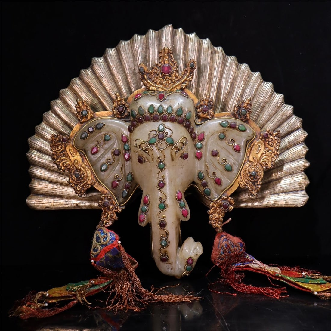 A beautiful old cow crystal inlaid gilt elephant head ornament: Exquisite old cow crystal inlaid gilt elephant head ornament Size:30X33X7.5cm (The Dimensions Of All Batches Are Manually Measured.If You Need More Detailed Information, Please Contact Our Customer Se
