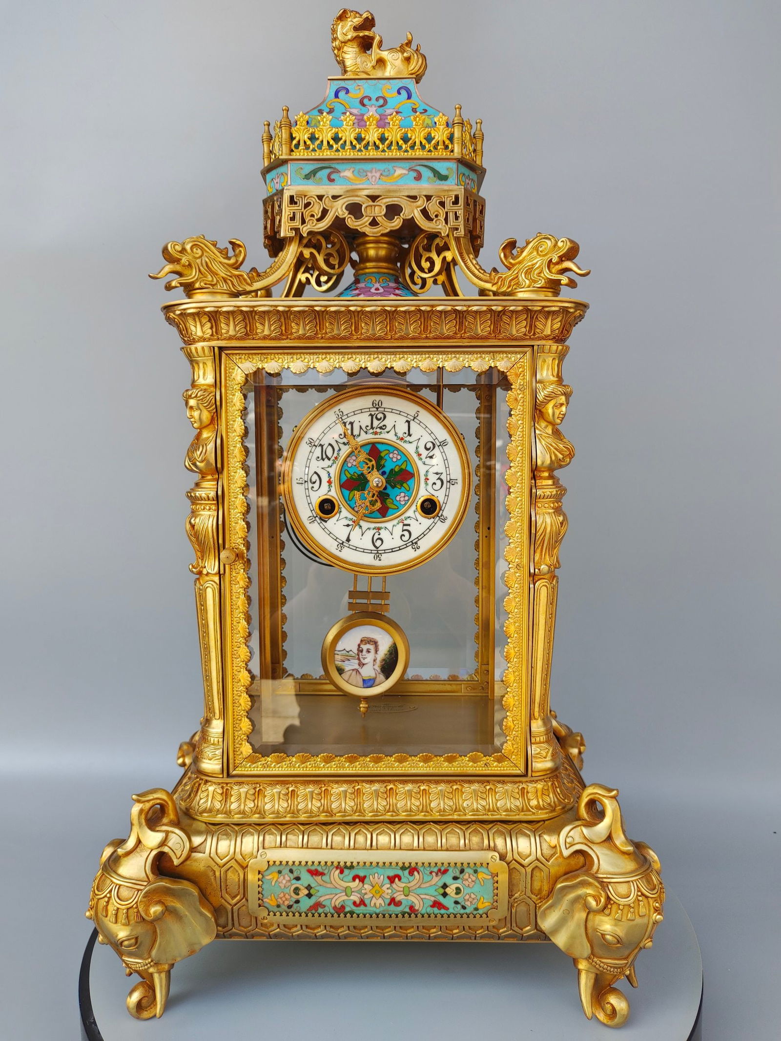 A beautiful antique antique cloisonn é gilt golden bell vintage mechanical clock: Exquisite antiques, antique cloisonné gilt bells, vintage mechanical clocks Size:68x36x30cm (The Dimensions Of All Batches Are Manually Measured.If You Need More Detailed Information, Please Contact