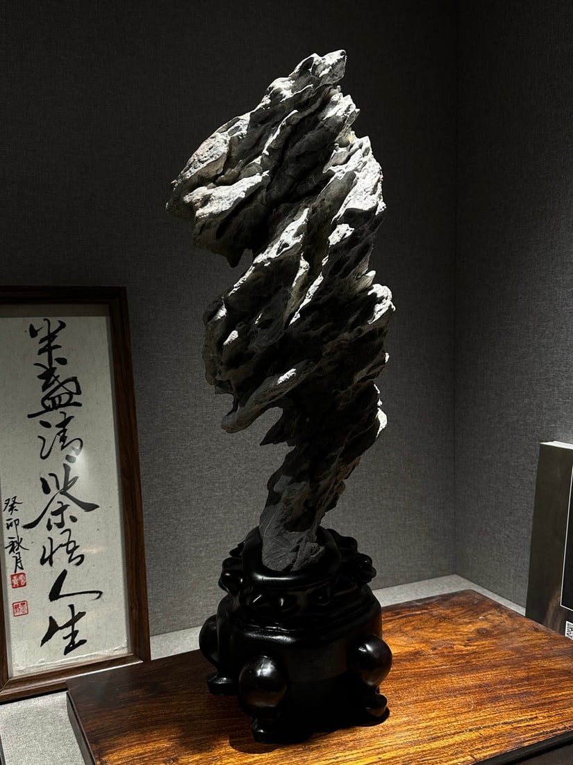 A beautiful English stone clear offering: Exquisite English stone clear offering Size:H:58cm W:20cm T:20cm (The Dimensions Of All Batches Are Manually Measured.If You Need More Detailed Information, Please Contact Our Customer Service Before