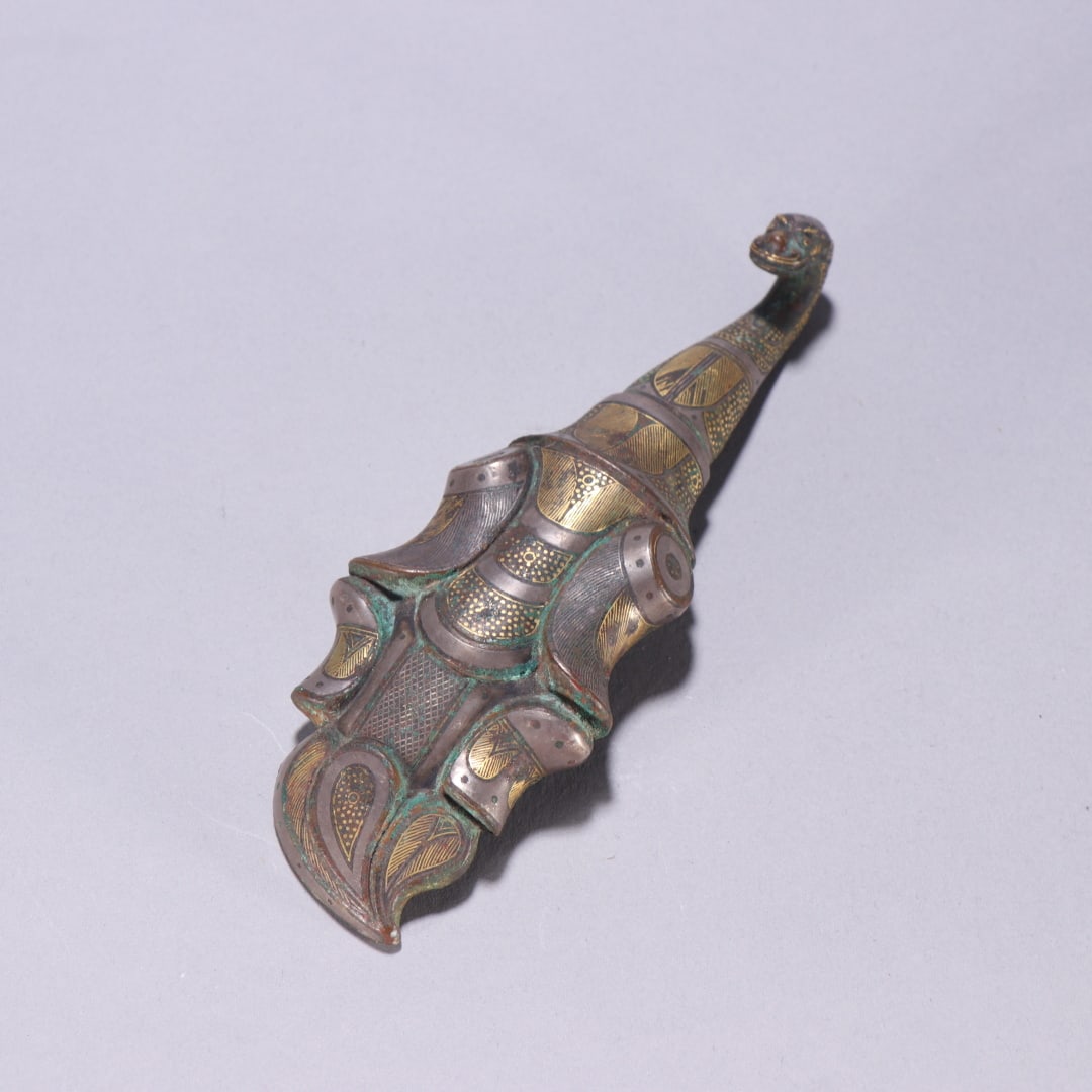 A bronze gold and silver dragon hook made of the Han Dynasty (1 of 9)