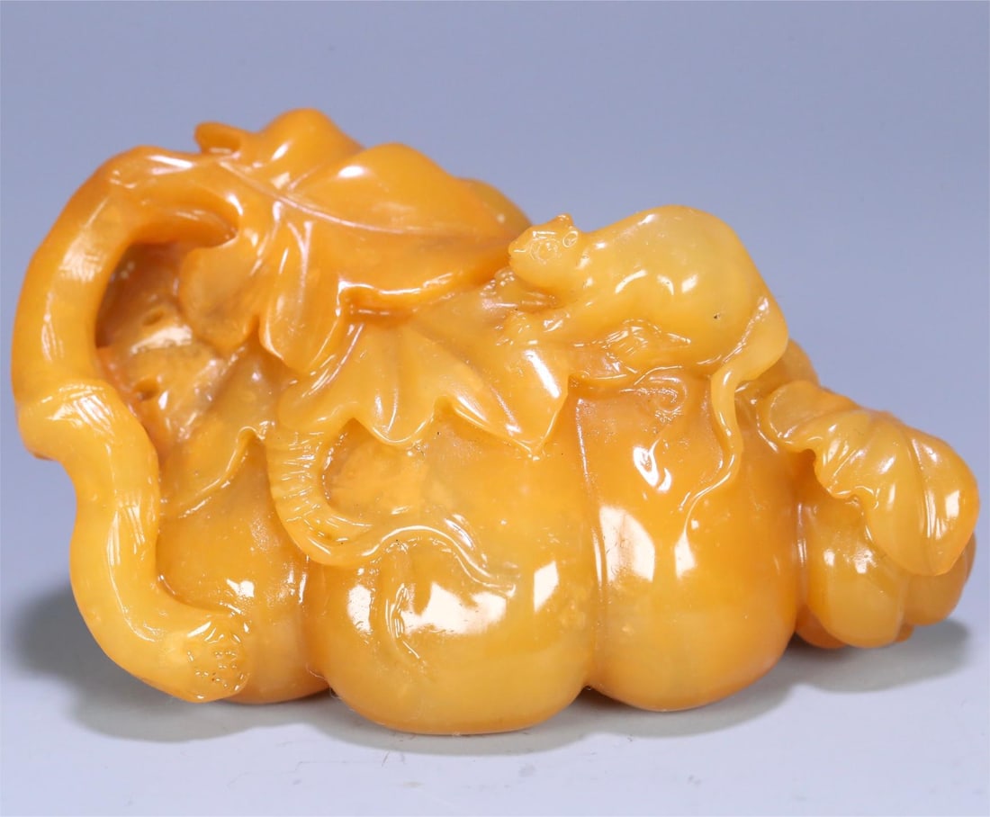 A beautiful Tian Huangshi mouse pumpkin ornament (1 of 9)