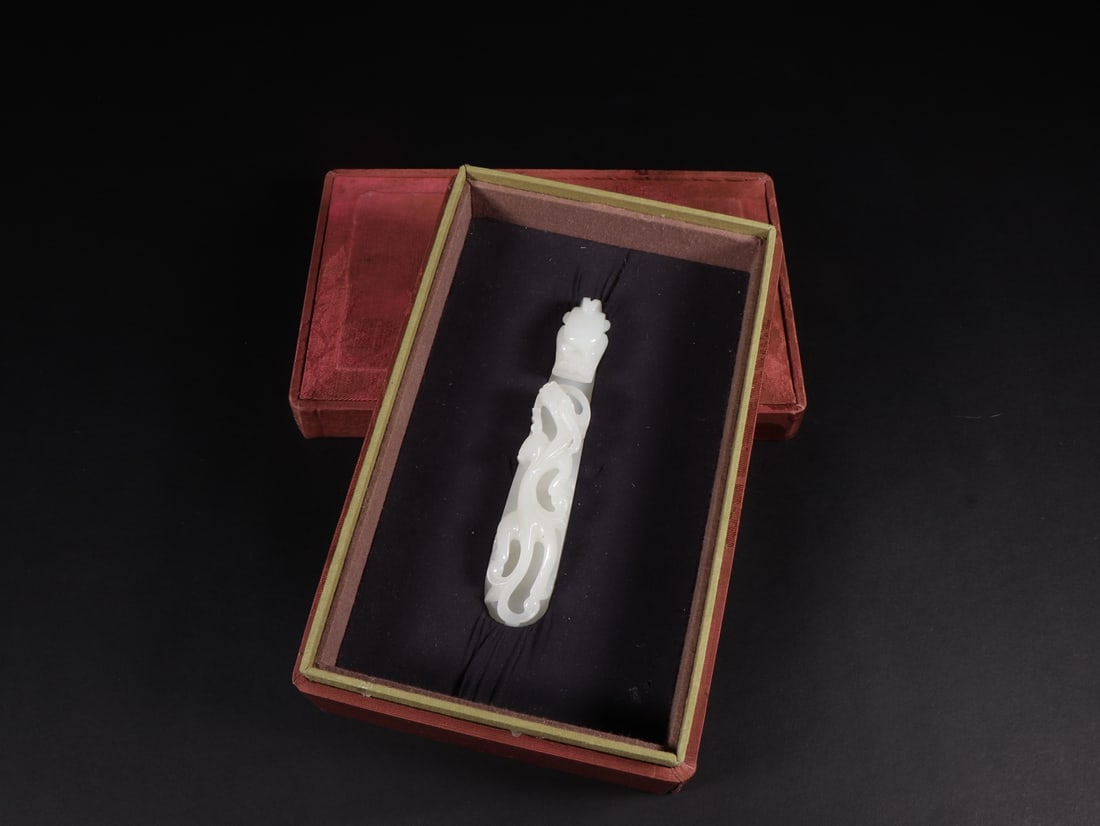 An Exquisite White Jade Dragon Pattern Ornament (1 of 9)