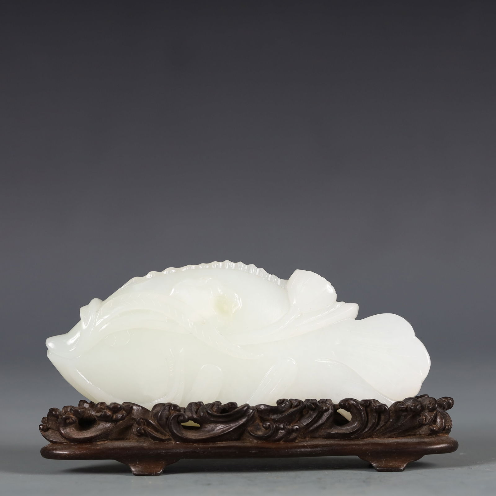 A Exquisite White Jade Fish Ornament: A Exquisite White Jade Fish Ornament Qing Dynasty, China Size:12cmx3cmx6cm Weight:161.4g (The Dimensions Of All Batches Are Manually Measured.If You Need More Detailed Information, Please Contact Our