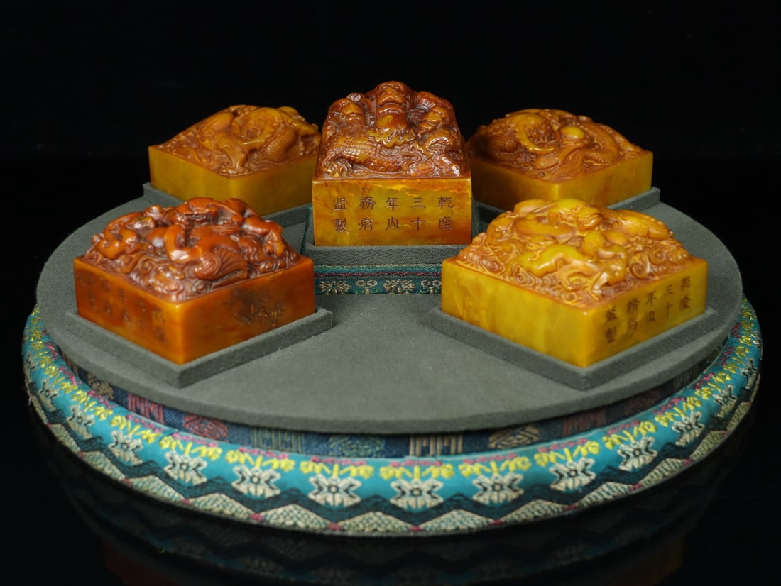 A Set of Fine Shoushan Stone Dragon Pattern Seal Ornament: A Set of Fine Shoushan Stone Dragon Pattern Seal Ornament Qing Dynasty, China Size:6cmx6cmx6cm Size:5cmx6.5cmx6.5cmx4 Weight:1.69kg (The Dimensions Of All Batches Are Manually Measured.If You Need Mor