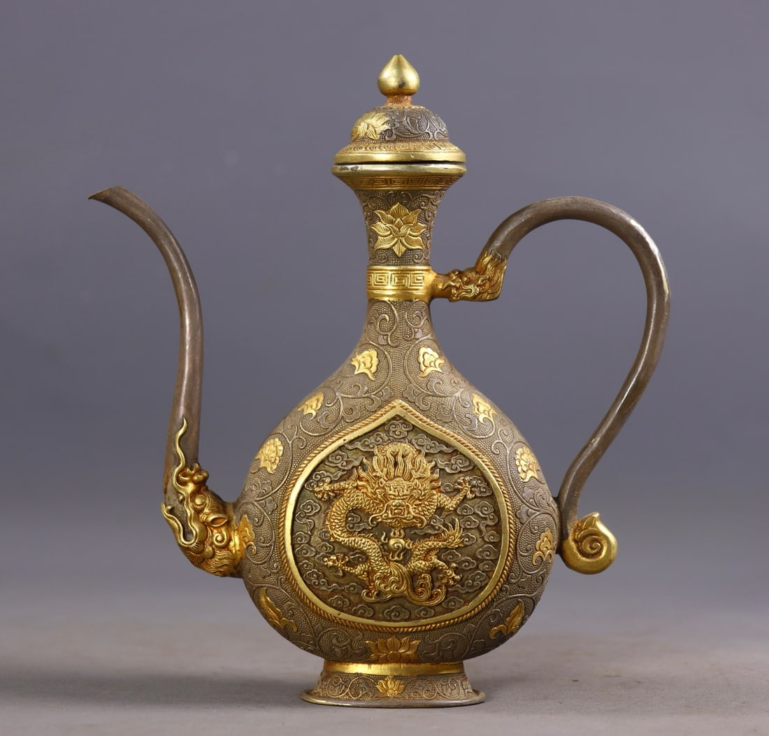 An Exquisite Gilt Bronze Dragon Pattern Lotus Pattern Ewer: An Exquisite Gilt Bronze Dragon Pattern Lotus Pattern Ewer Tang Dynasty, China Zhenguan Four-character Mark Size:16.5cmx14cmx4cm Weight:386g (The Dimensions Of All Batches Are Manually Measured.If You