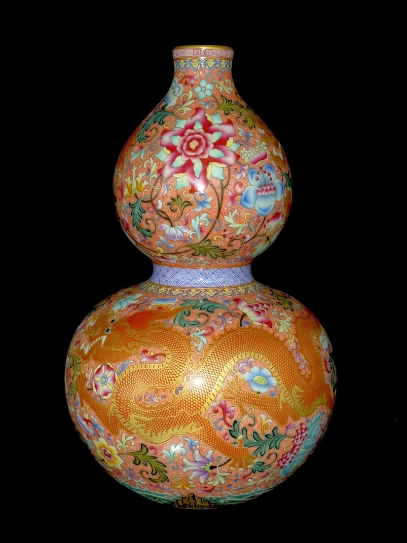 An Exquisite Famille-Rose Lotus Pattern Dragon Pattern Seawater Pattern Gourd-Shaped Vase (1 of 9)
