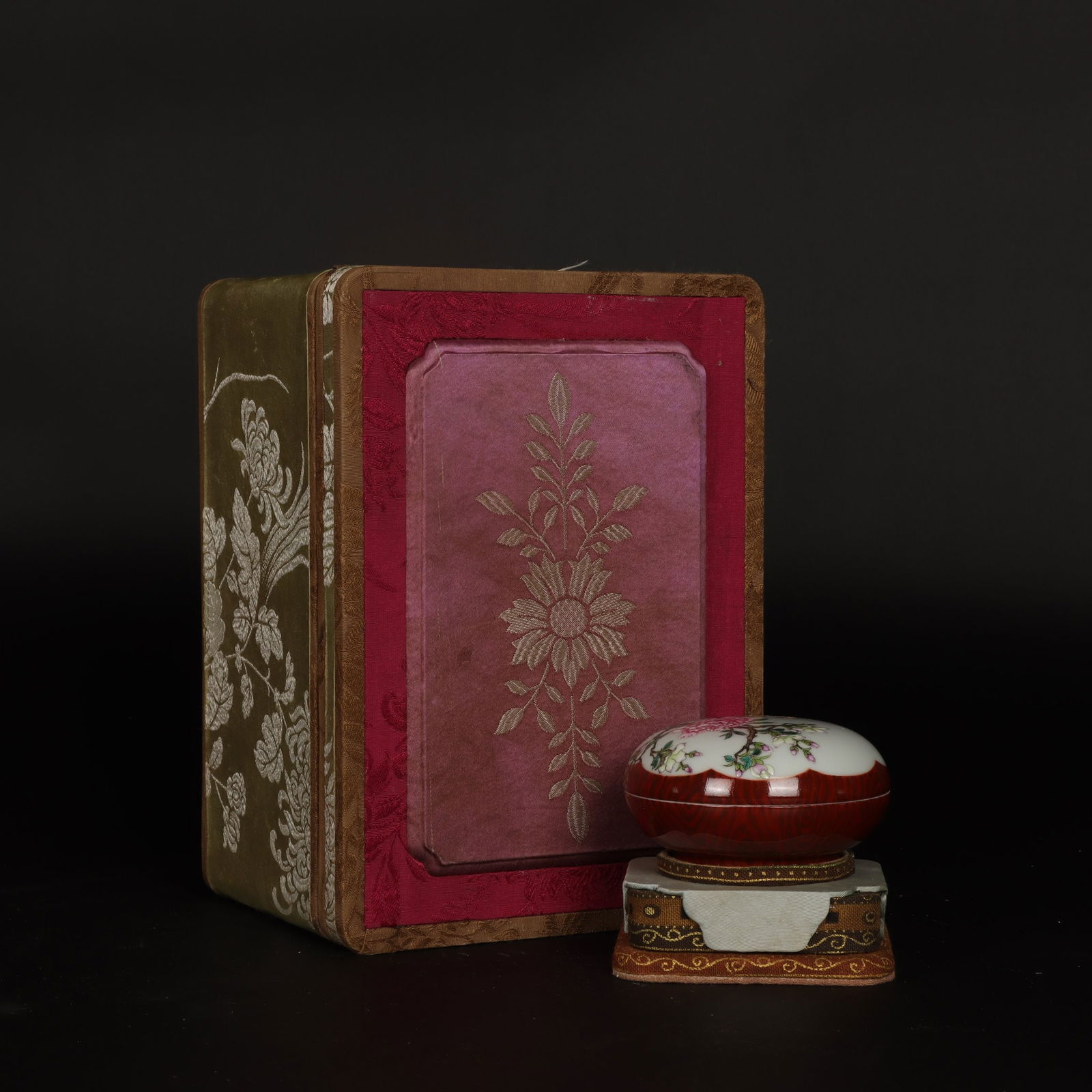 An Exquisite Famille-Rose Imitation Wood Grain Glazed Flower Pattern Box (1 of 9)