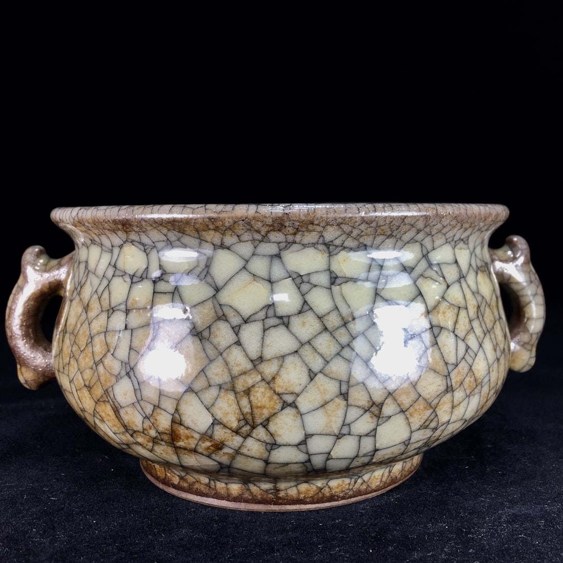 An Exquisite Ge yao Double-Ears Censer: An Exquisite Ge yao Double-Ears Censer Song Dynasty, China Size:20cmx10cm (The Dimensions Of All Batches Are Manually Measured.If You Need More Detailed Information, Please Contact Our Customer Servic