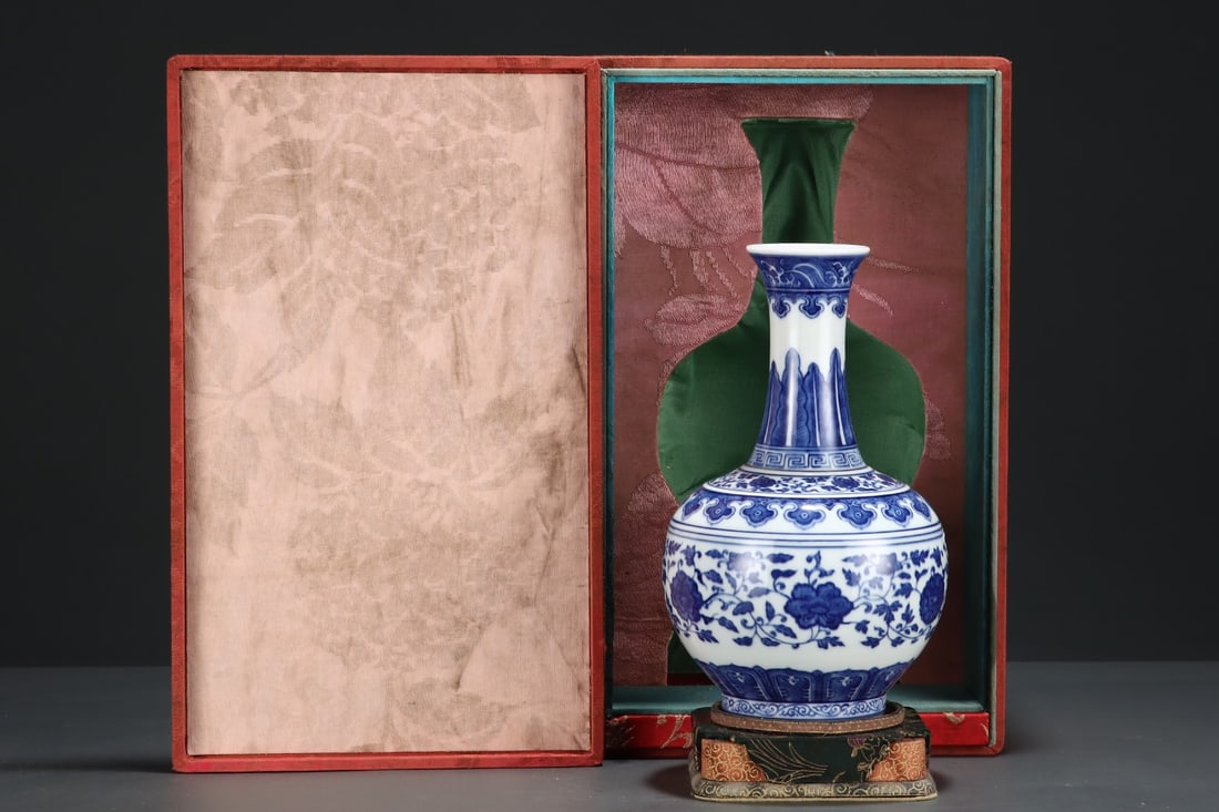 An Exquisite Blue and White Lotus Pattern Seawater Pattern Vase: An Exquisite Blue and White Lotus Pattern Seawater Pattern Vase Qing Dynasty, China Qianlong Six-character Mark Size:23cmx14.3cm (The Dimensions Of All Batches Are Manually Measured.If You Need More D