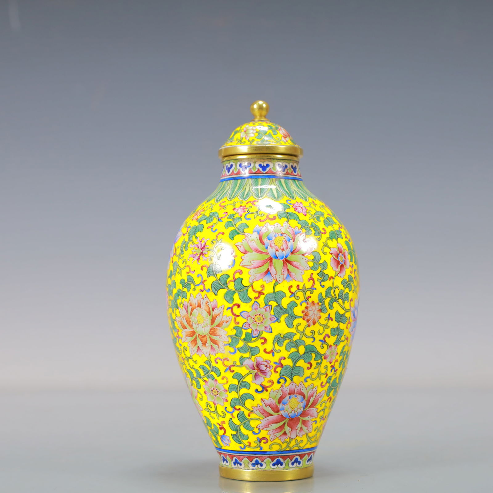 A Exquisite Coppery Enamel Lotus Pattern Flower Pattern Vase: A Exquisite Coppery Enamel Lotus Pattern Flower Pattern Vase Qing Dynasty, China Qianlong Four-character Mark Size:7cmx25cm Weight:200g (The Dimensions Of All Batches Are Manually Measured.If You Need
