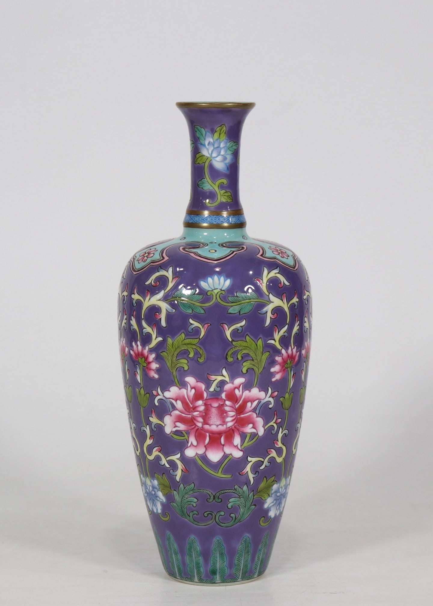 An Exquisite Famille-Rose Lotus Pattern Vase: An Exquisite Famille-Rose Lotus Pattern Vase Qing Dynasty, China Kangxi Four-character Mark Size:23.5cmx9.5cm (The Dimensions Of All Batches Are Manually Measured.If You Need More Detailed Information