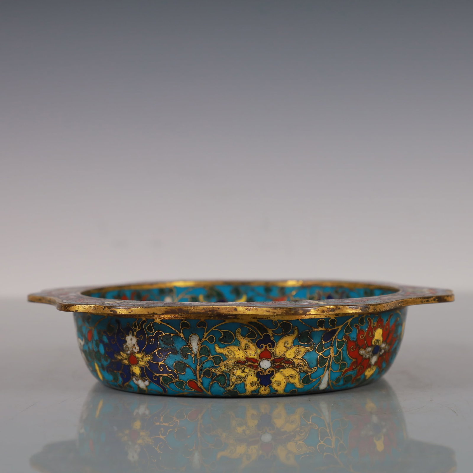 An Exquisite Cloisonne Gilt Bronze Lotus Pattern Flower Pattern Plate: An Exquisite Cloisonne Gilt Bronze Lotus Pattern Flower Pattern Plate Qing Dynasty, China Kangxi Four-character Mark Size:17cmx17cmx.5cm Weight:600g (The Dimensions Of All Batches Are Manually