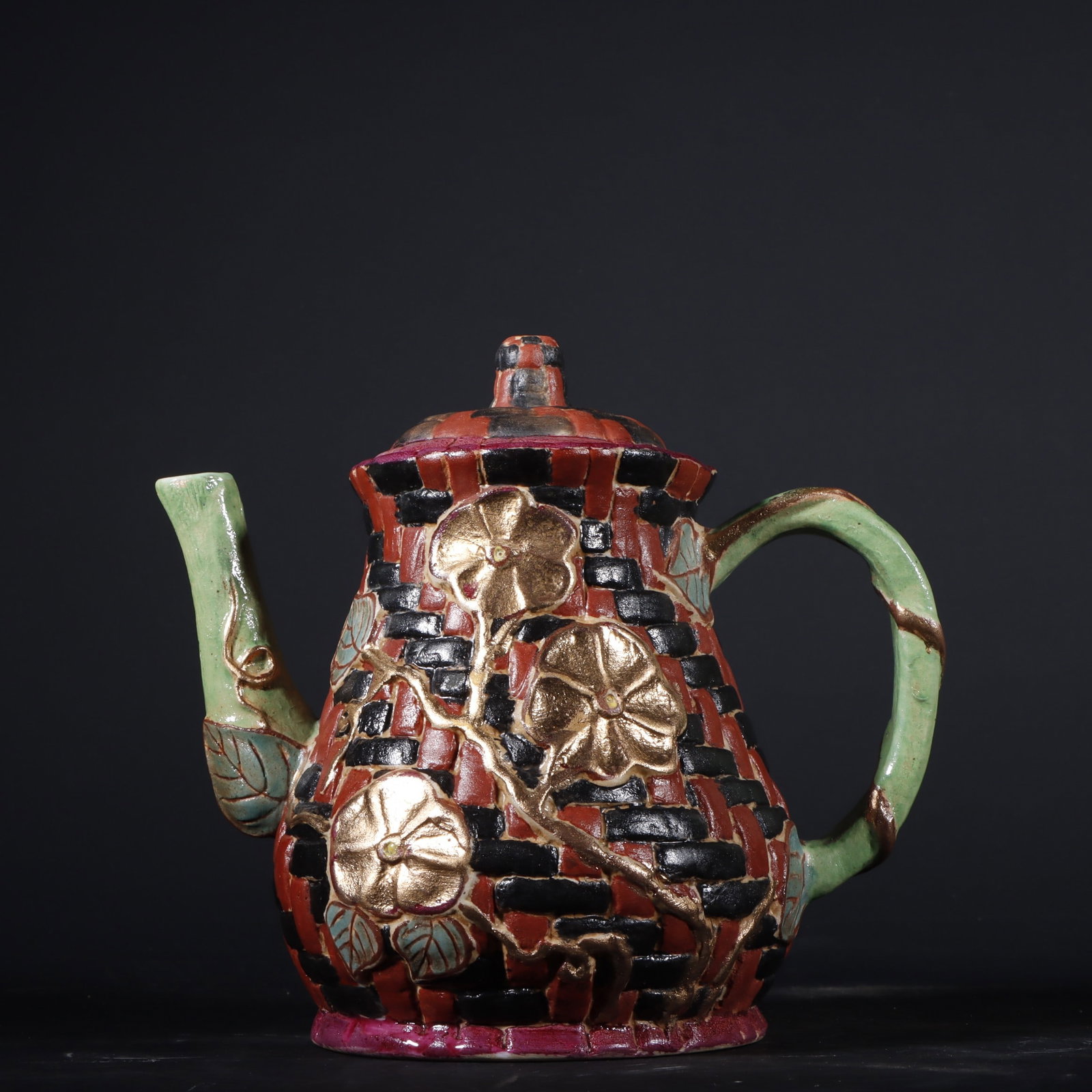 An Exquisite Enamel Flower Pattern Teapot: An Exquisite Enamel Flower Pattern Teapot Qing Dynasty, China Qianlong Six-character Mark Size:7.2cmx15.5cm (The Dimensions Of All Batches Are Manually Measured.If You Need More Detailed Information,