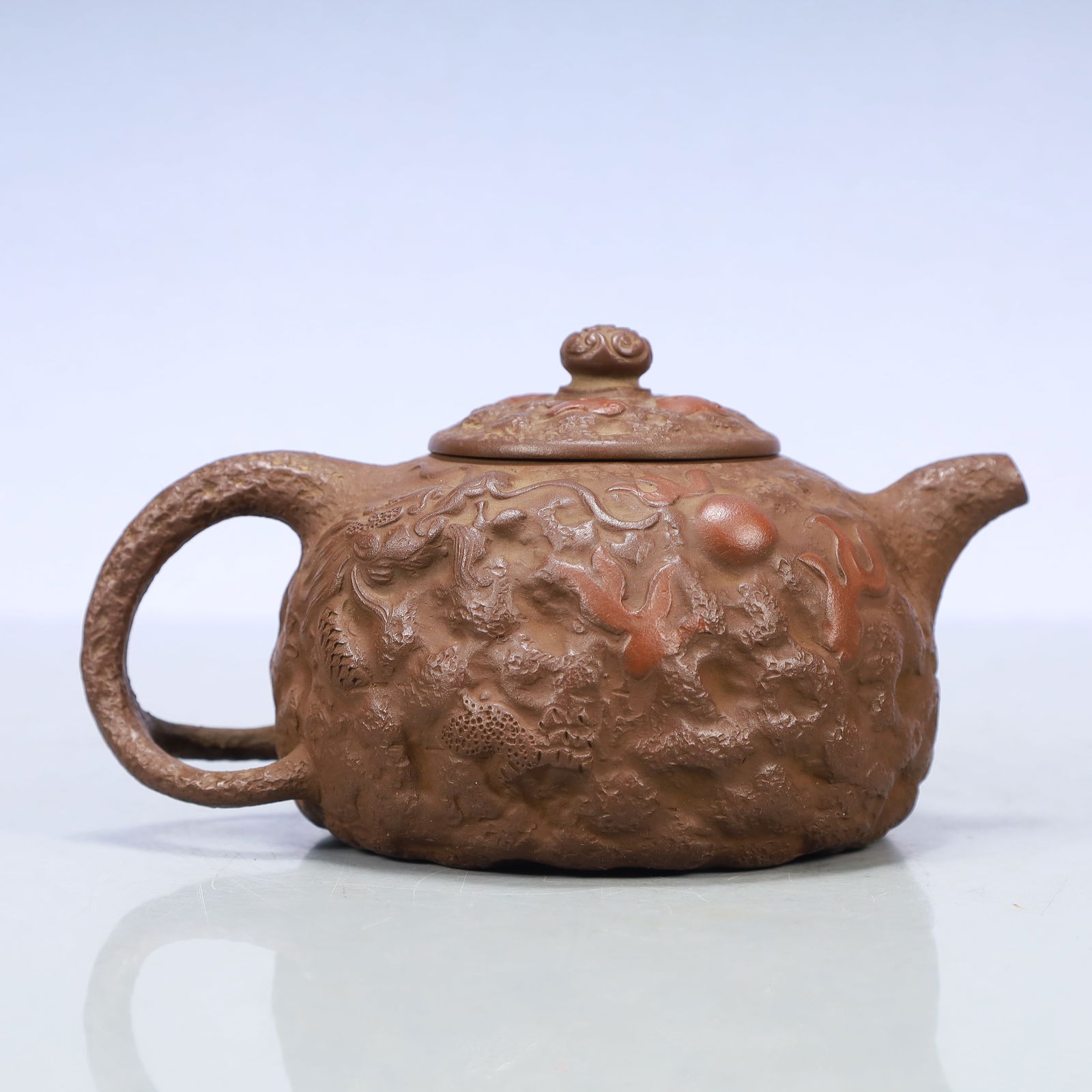 A Exquisite Purple Sands Dragon Pattern Teapot: A Exquisite Purple Sands Dragon Pattern Teapot Qing Dynasty, China Size:19cmx13cmx10cm Weight:450g (The Dimensions Of All Batches Are Manually Measured.If You Need More Detailed Information, Please Co