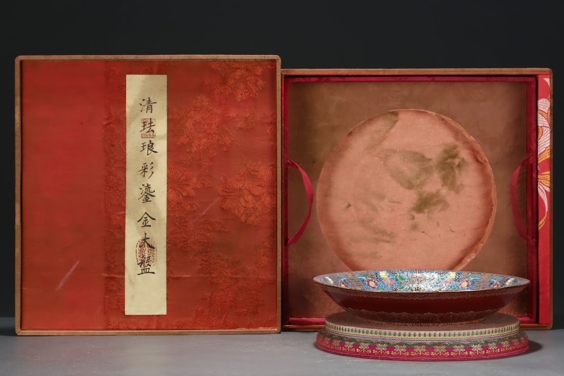 An Exquisite Enamel Gilt Lotus Pattern Plate (1 of 9)