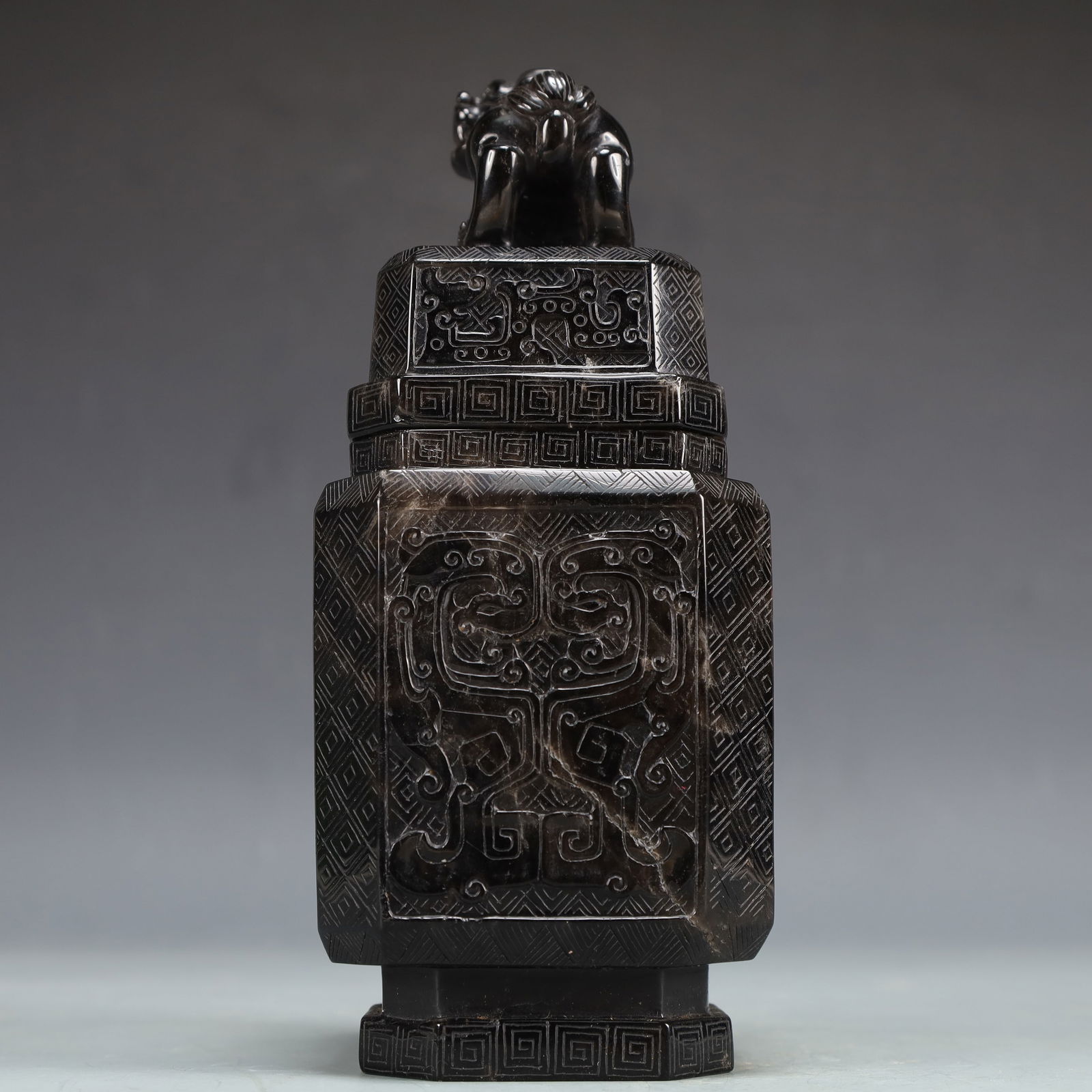 A Exquisite Crystal Dragon Pattern Vase - 2