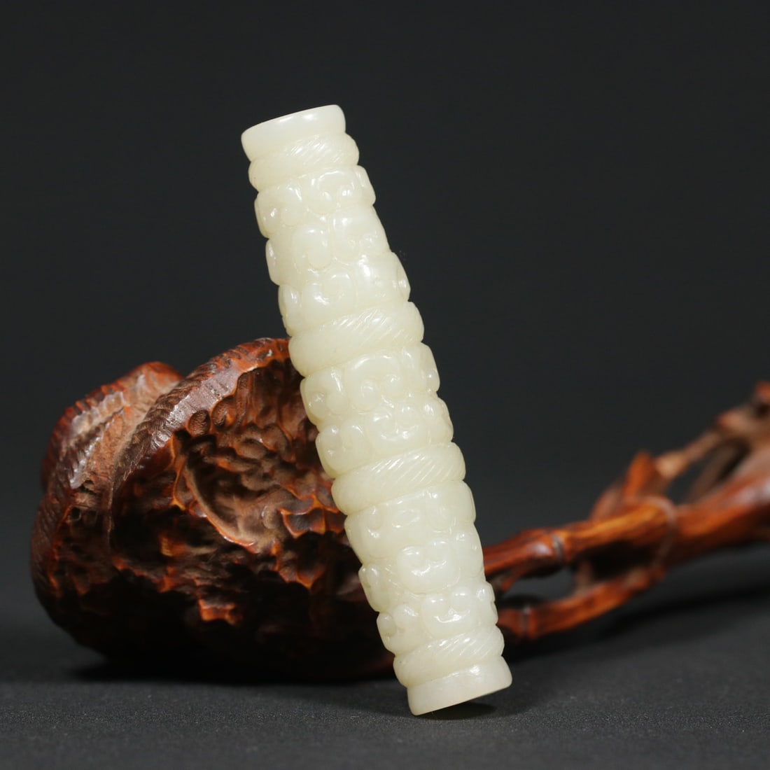 An Exquisite White Jade Dragon Pattern Pendant (1 of 9)