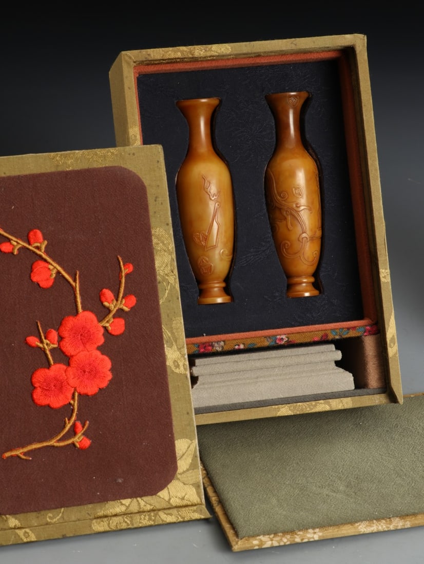 A Pair of Exquisite Shoushan Stone Dragon and Phoenix Pattern Vase (1 of 9)